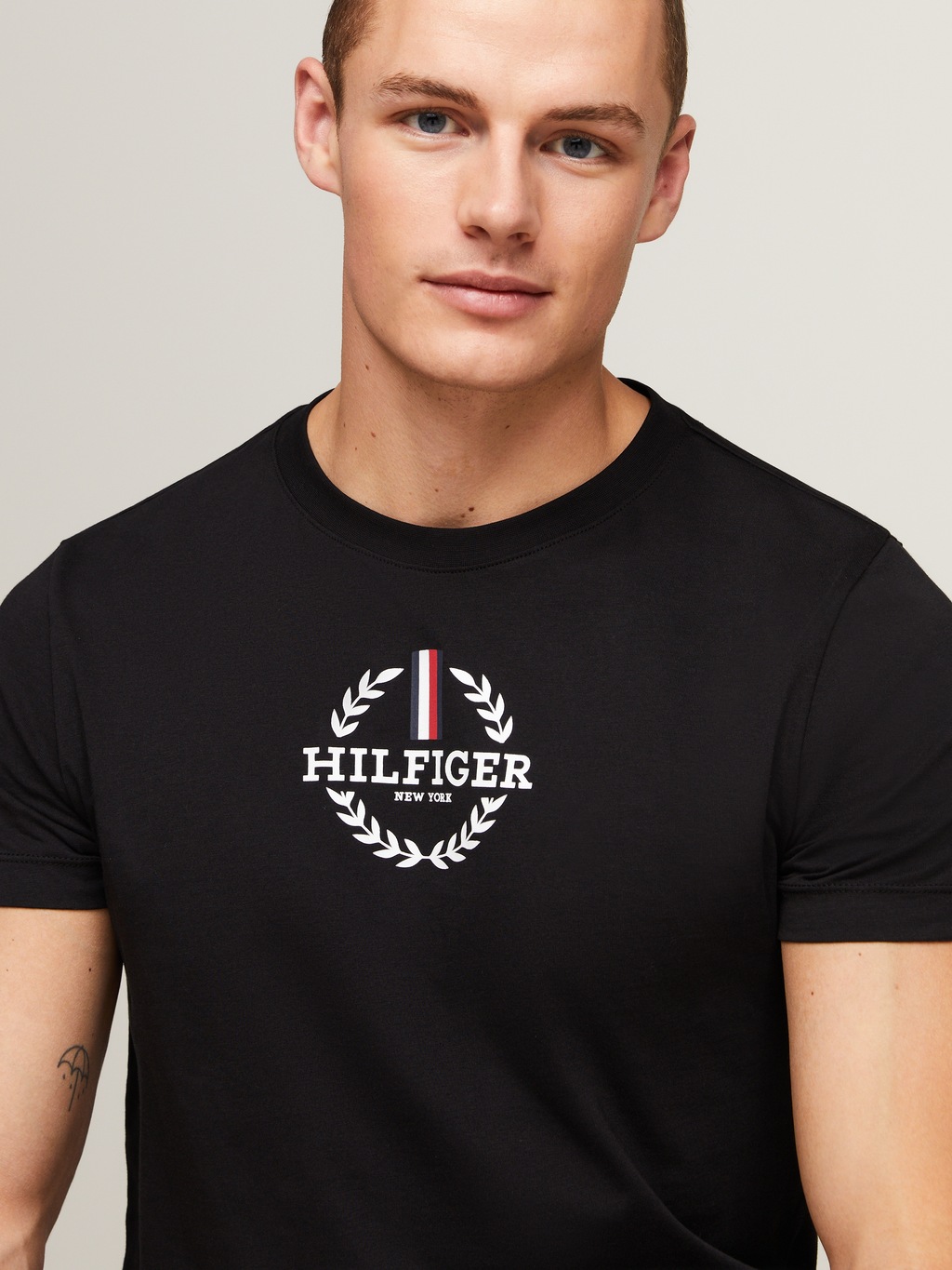 Tommy Hilfiger T-Shirt "GLOBAL STRIPE WREATH TEE", mit Archive-Wappen-Logo günstig online kaufen