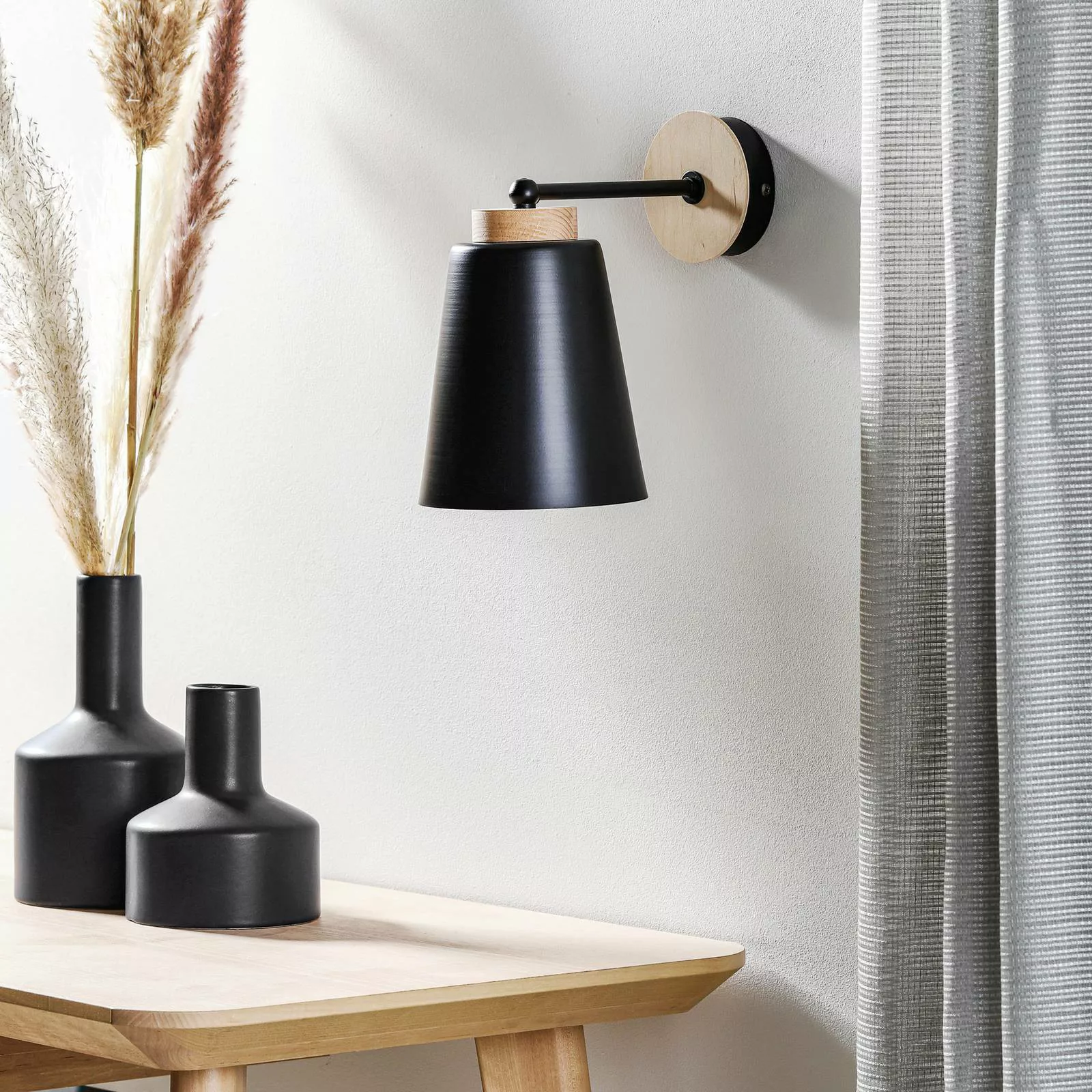 Wandlampe Periot K1 mit Holzdekoration, schwarz günstig online kaufen