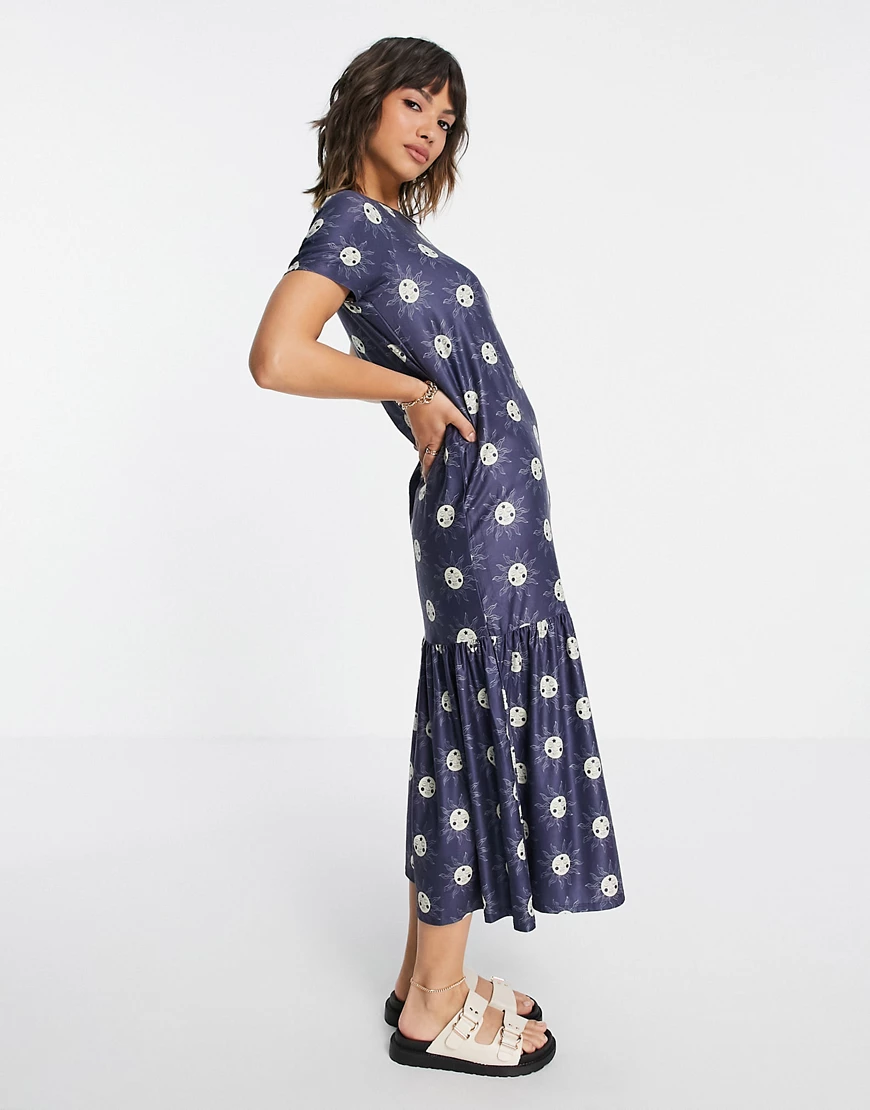 Urban Threads – Gestuftes Midi-Hängerkleid in Marineblau mit Sonnenmuster günstig online kaufen