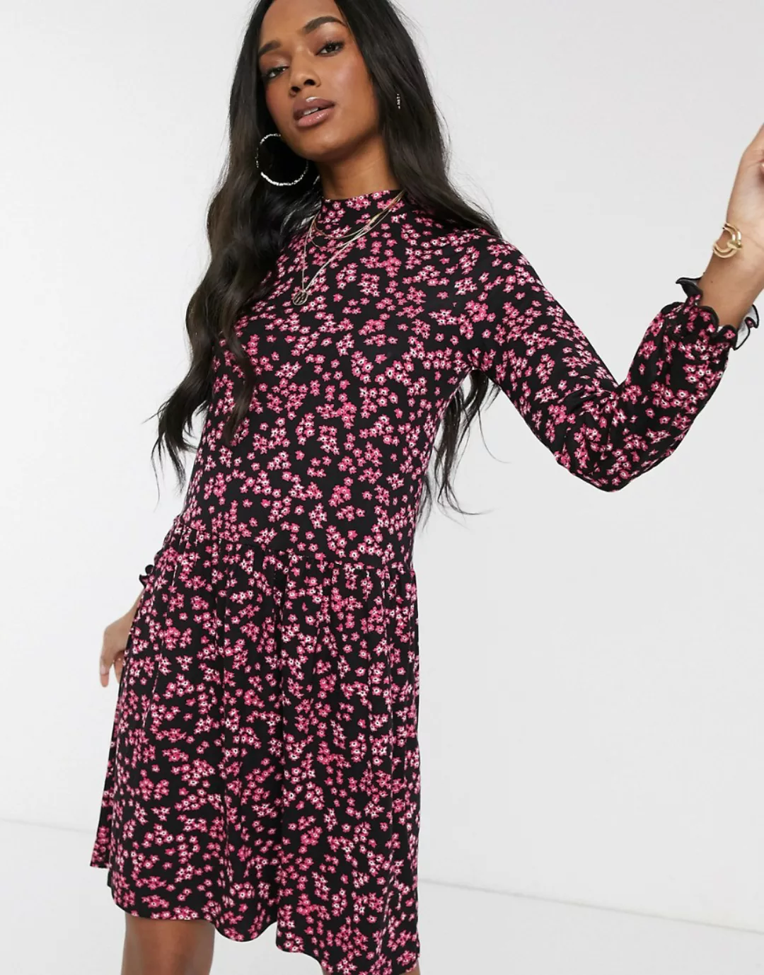 Warehouse – Stufenkleid mit Blümchenmuster, in Rosa günstig online kaufen