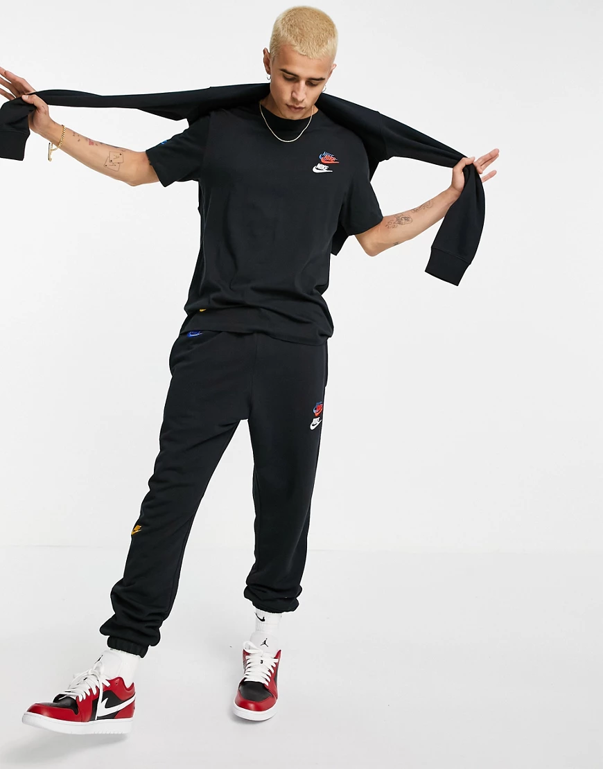 Nike – Essentials+ – T-Shirt mit mehreren Logos in Schwarz günstig online kaufen