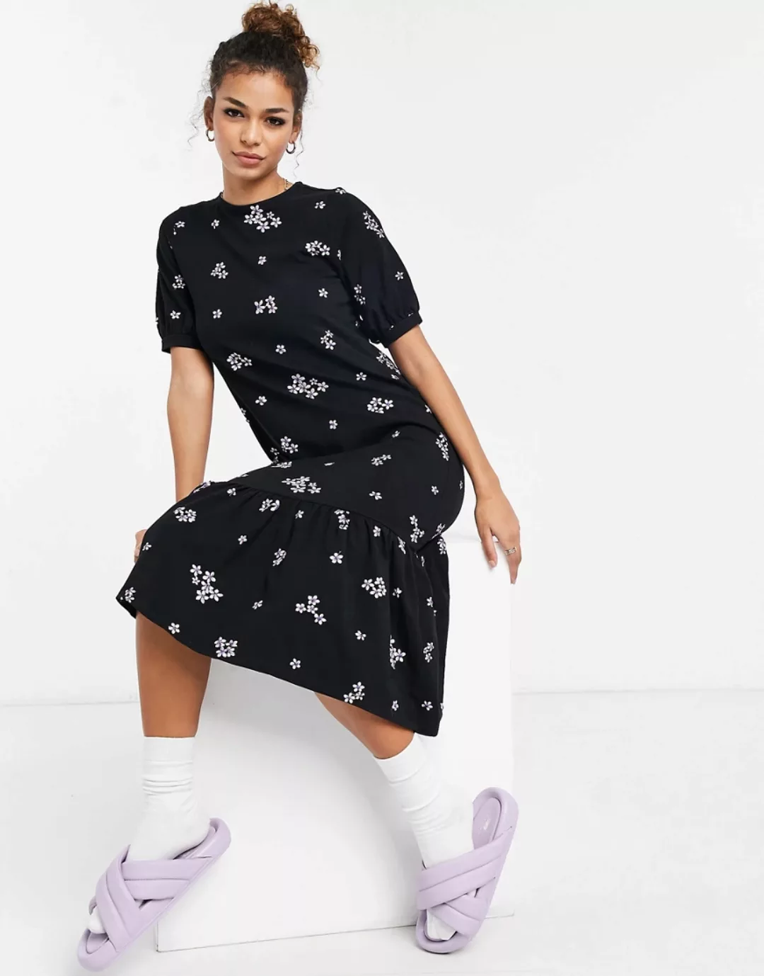 ASOS DESIGN – Midikleid mit Puffärmeln und Stickerei embroidered in Schwarz günstig online kaufen