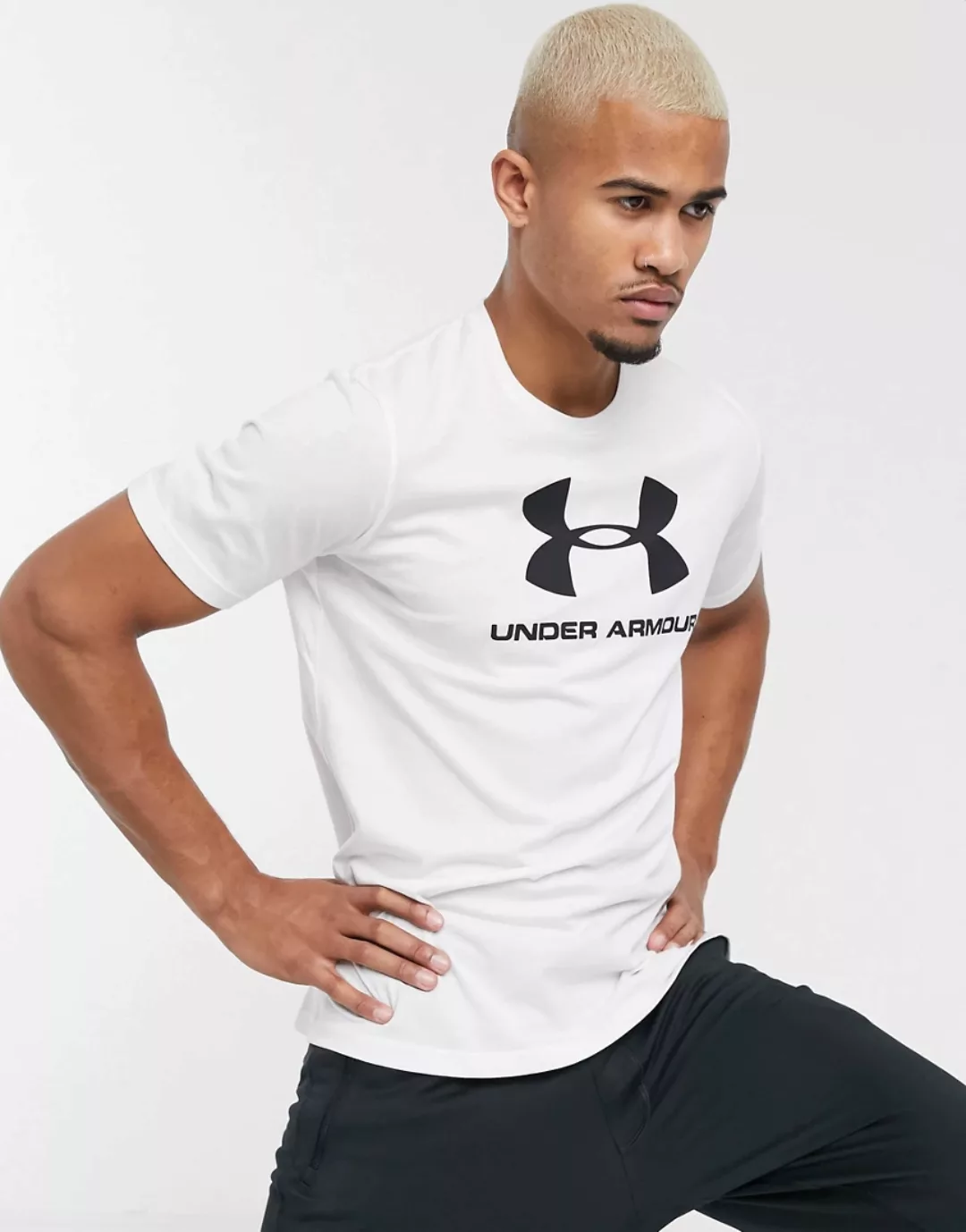 Under Armour – Sportstyle – T-Shirt mit Logo auf der Brust in Weiß günstig online kaufen