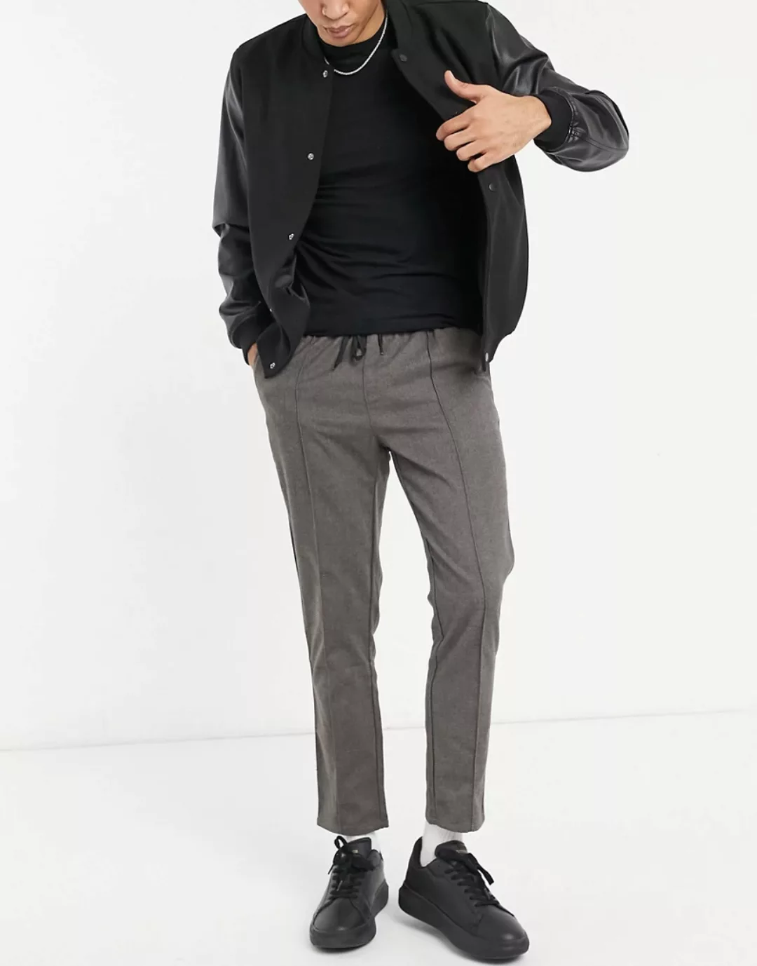 ASOS DESIGN – Schmale Hose mit elastischem Bund in Grau günstig online kaufen
