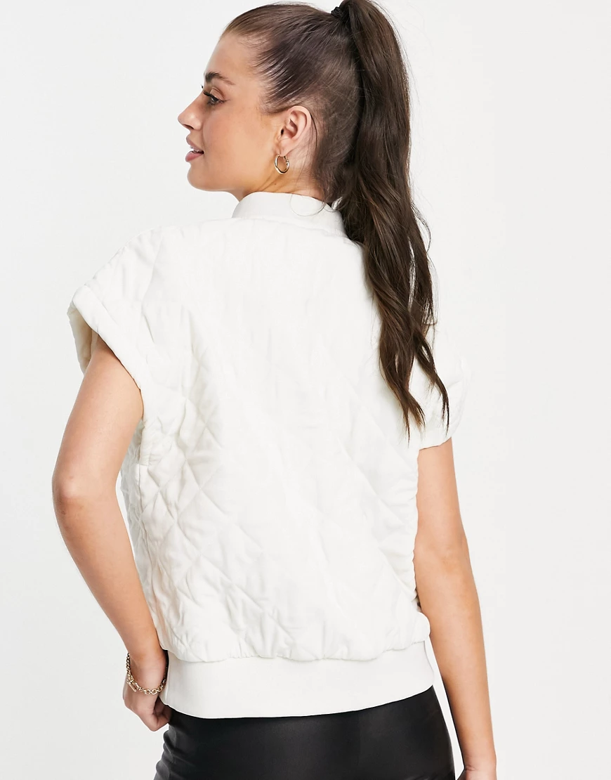 Vero Moda – Aware – Gestepptes Gilet mit akzentuierten Schultern in Creme-W günstig online kaufen