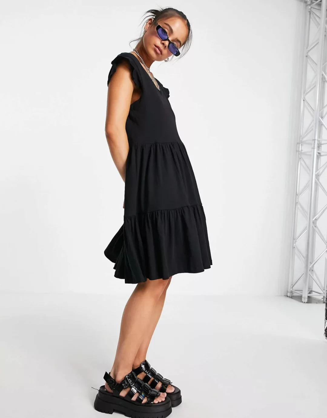 Only – Gestuftes Minikleid mit V-Ausschnitt in Schwarz günstig online kaufen