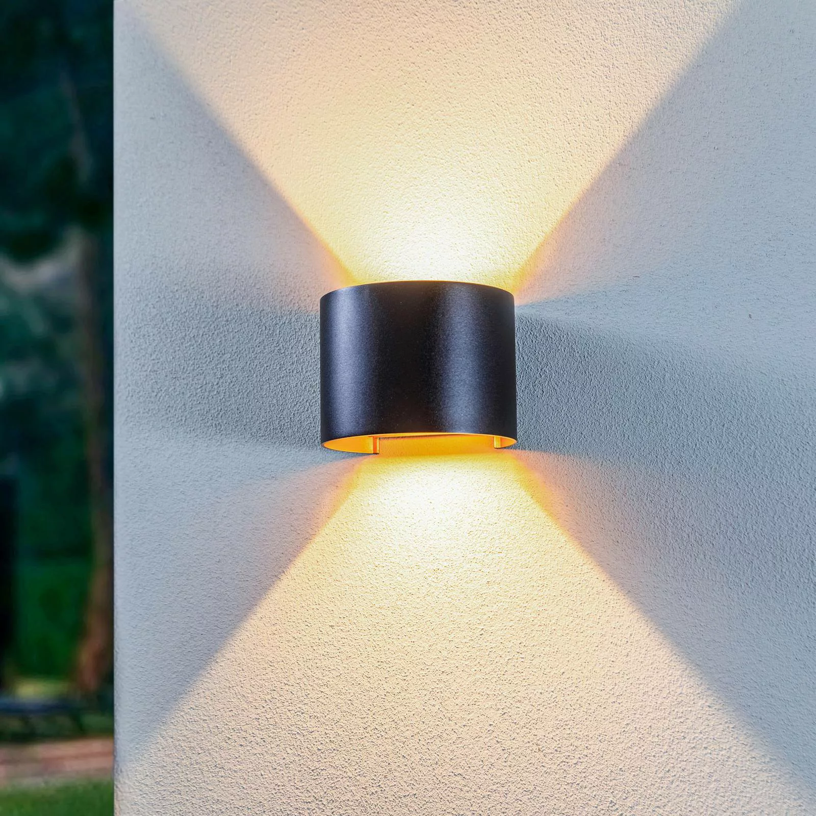 Lindby LED-Außendwandleuchte Nivar, rund, schwarz/goldfarben günstig online kaufen