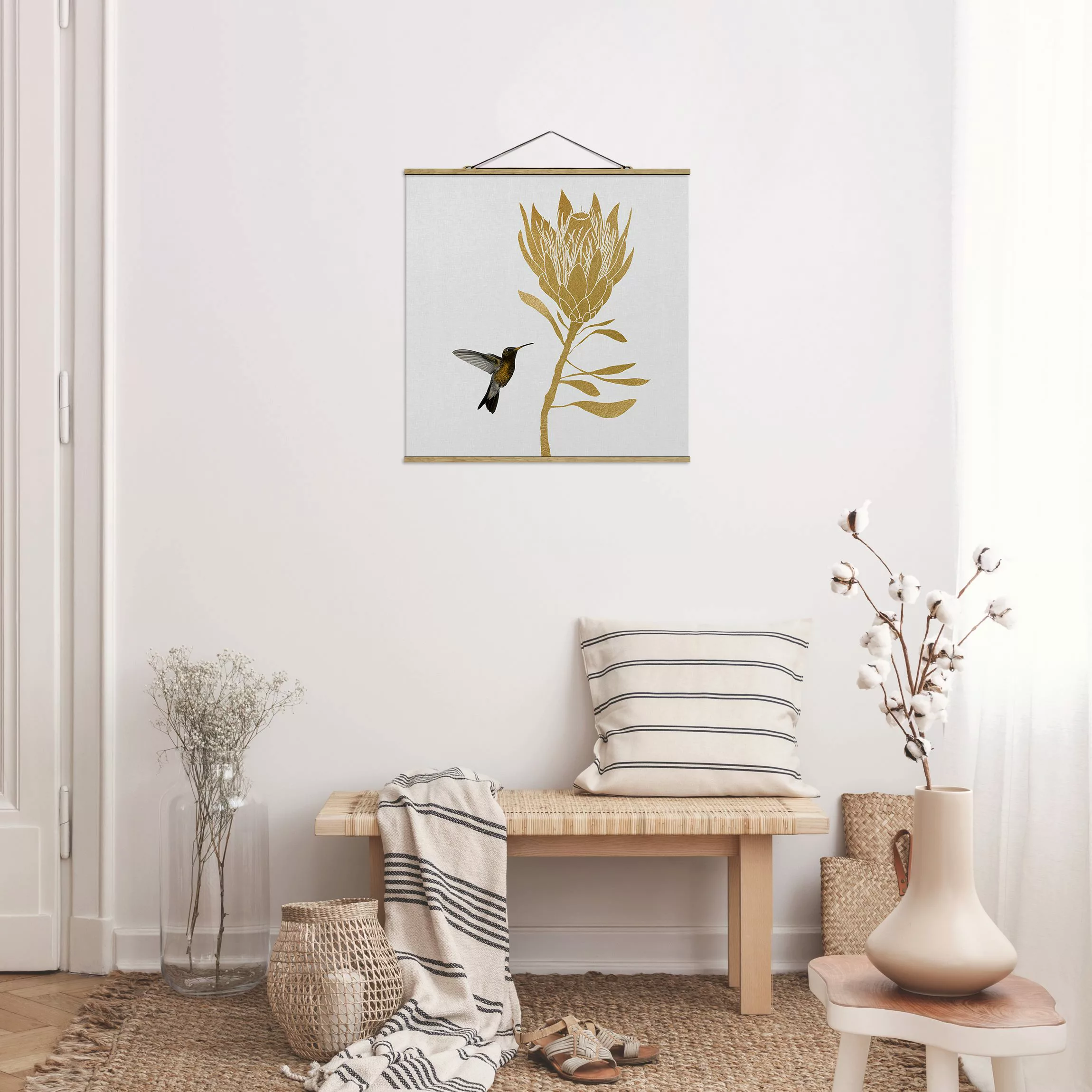 Stoffbild mit Posterleisten Kolibri und tropische goldene Blüte günstig online kaufen