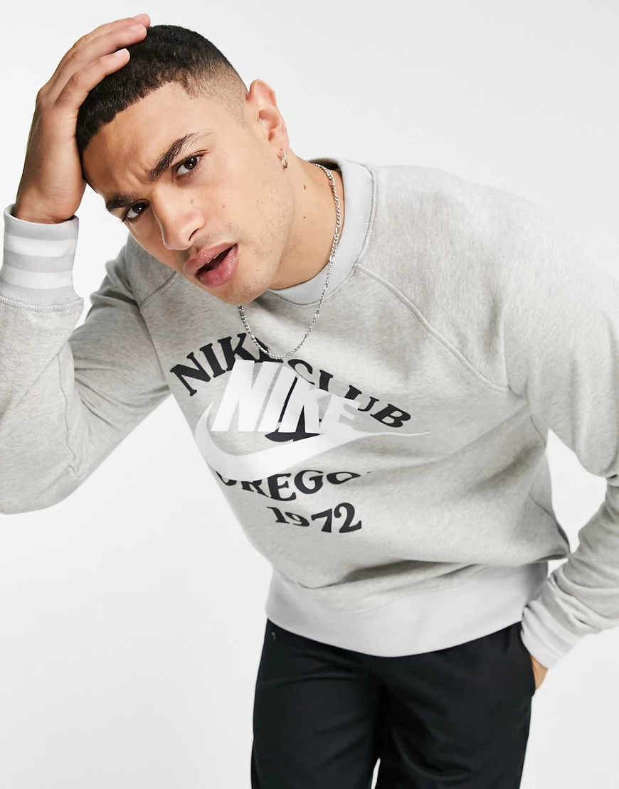 Nike – Sweatshirt in Grau mit Vintage-College-Print günstig online kaufen