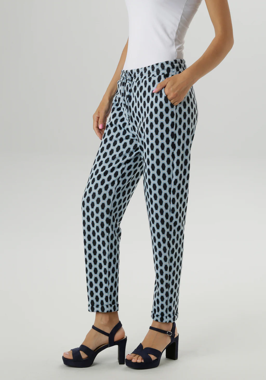 Aniston SELECTED Schlupfhose, mit Allover-Muster in geometrischer Wabenopti günstig online kaufen