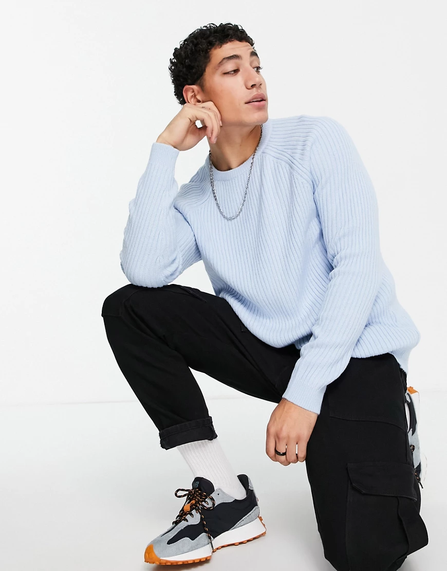 ASOS DESIGN – Gerippter Strickpullover in Blassblau mit Rundhalsausschnitt günstig online kaufen