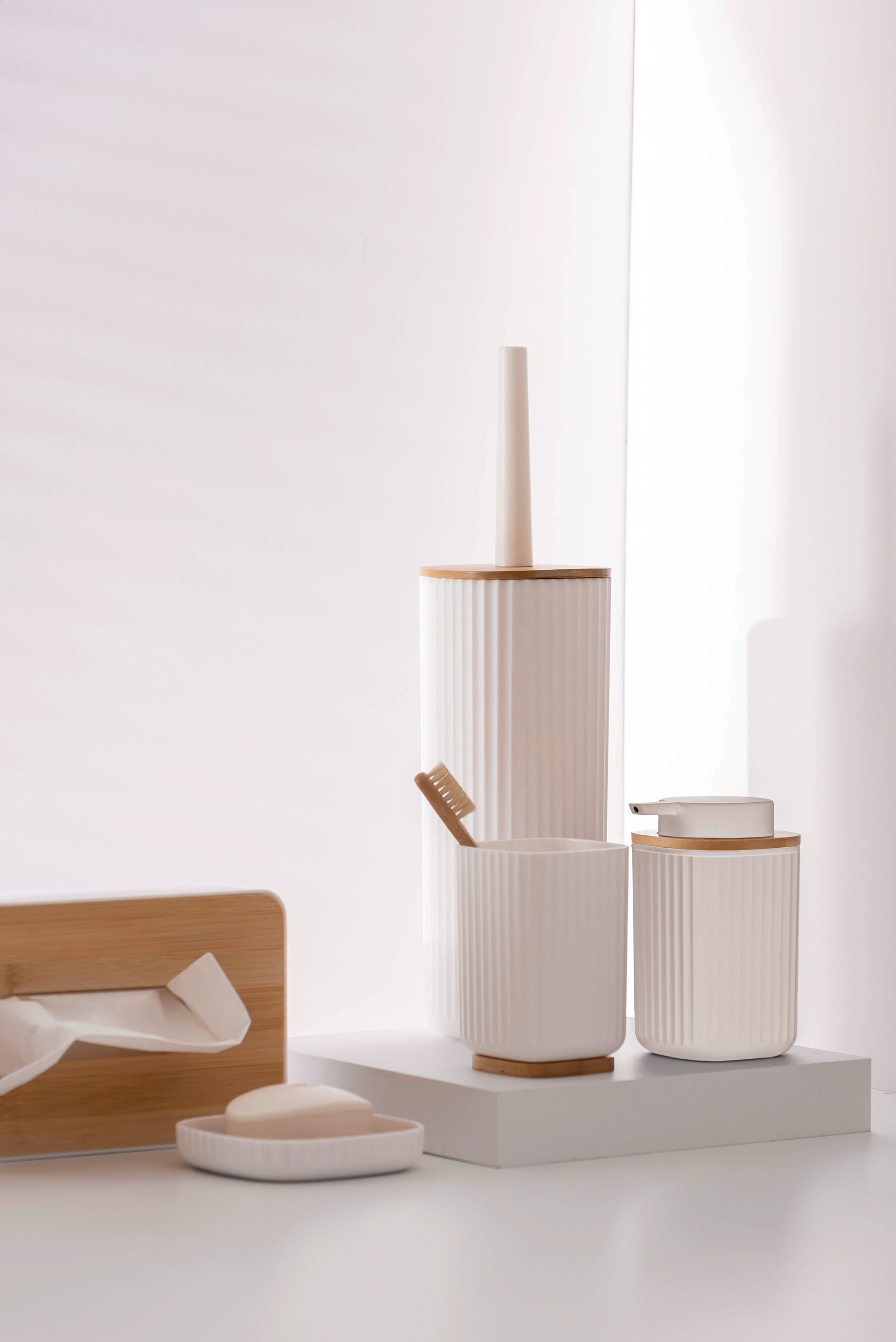WENKO WC-Garnitur »Rotello«, aus Kunststoff-Bambus, weiß, mit geschlosssene günstig online kaufen