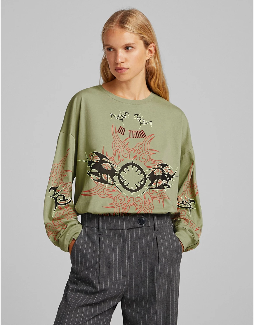 Bershka – Langärmliges Shirt in Khaki mit Grafikprint-Grün günstig online kaufen