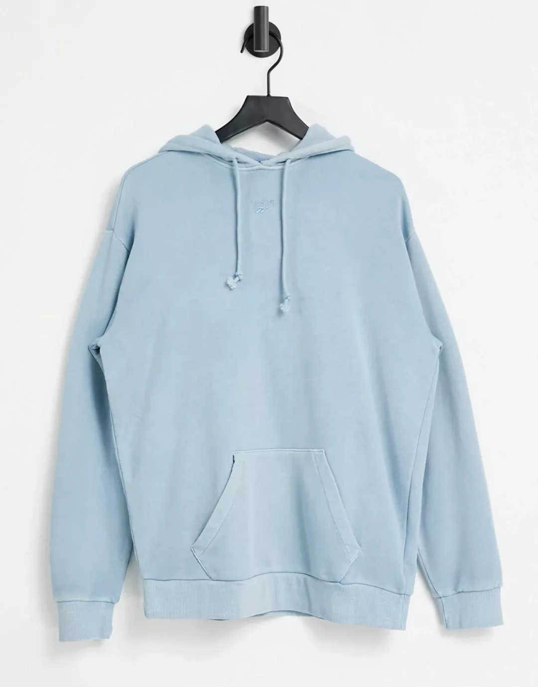 Reebok – Kapuzenpullover mit mittigem Logo in natürlich gefärbtem Blau-Grau günstig online kaufen