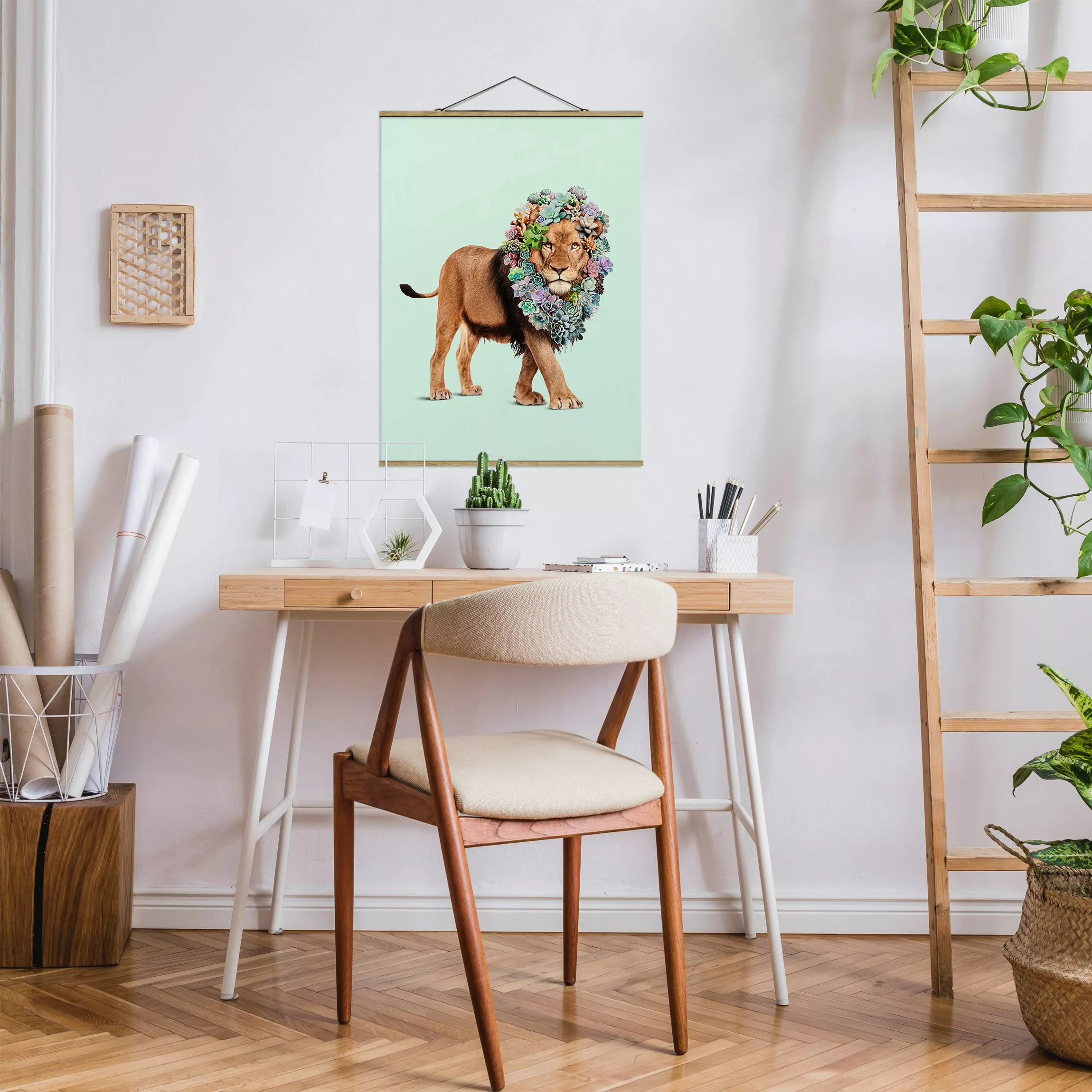 Stoffbild Blumen mit Posterleisten - Hochformat Löwe mit Sukkulenten günstig online kaufen