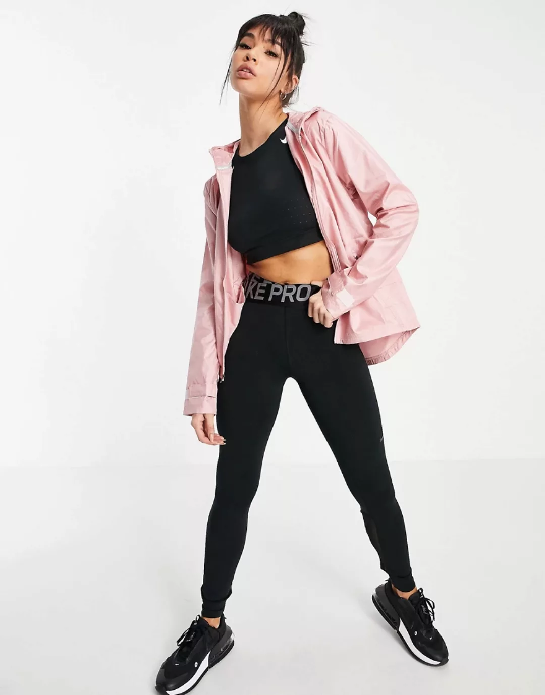 Nike Running – Basic-Jacke mit Kapuze in Rosa günstig online kaufen