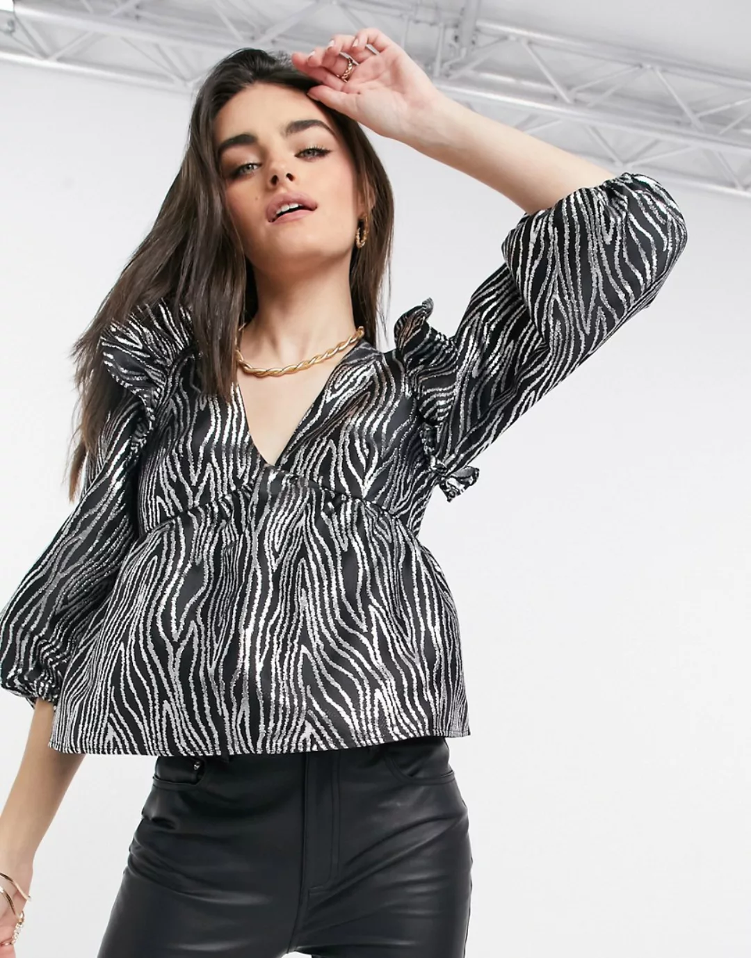 ASOS DESIGN – Oberteil aus Metallic-Jacquard mit voluminösen Ärmeln in Silb günstig online kaufen