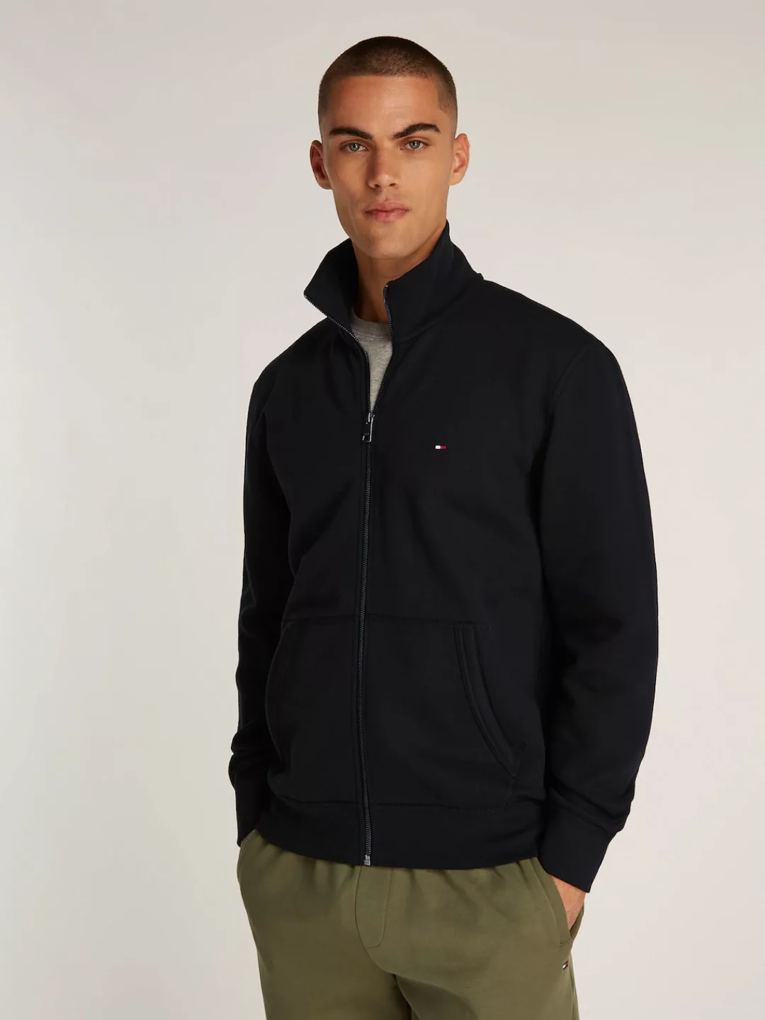 Tommy Hilfiger Sweatjacke "ESSENTIAL FLEECE ZT STAND COLLAR", mit Logostick günstig online kaufen