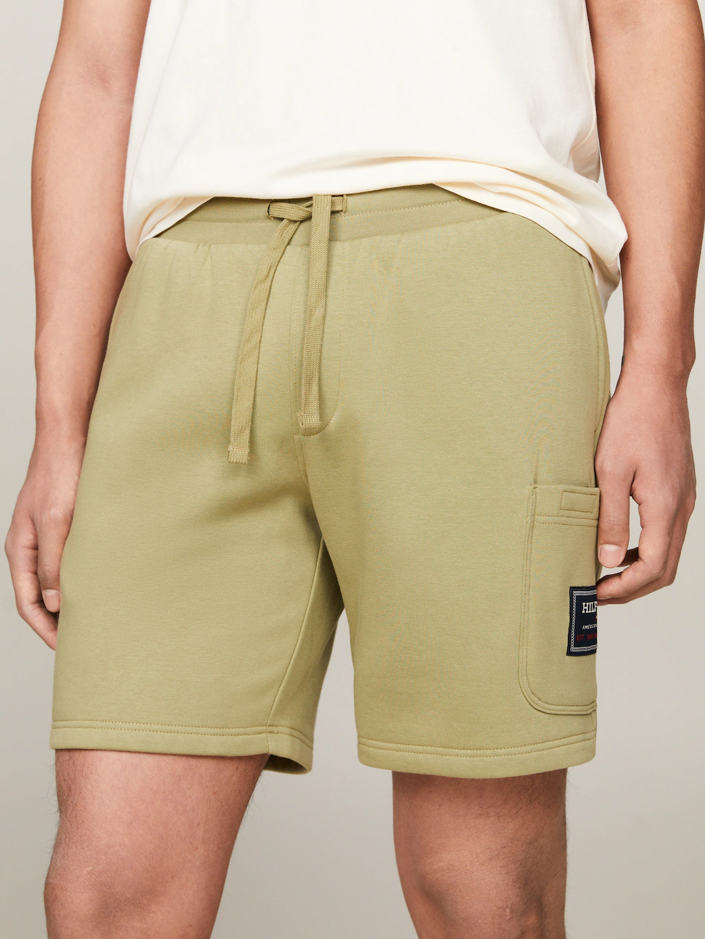 Tommy Hilfiger Sweatshorts "FLAG LOGO BADGE SWEATSHORTS", Mit Tasche an der günstig online kaufen