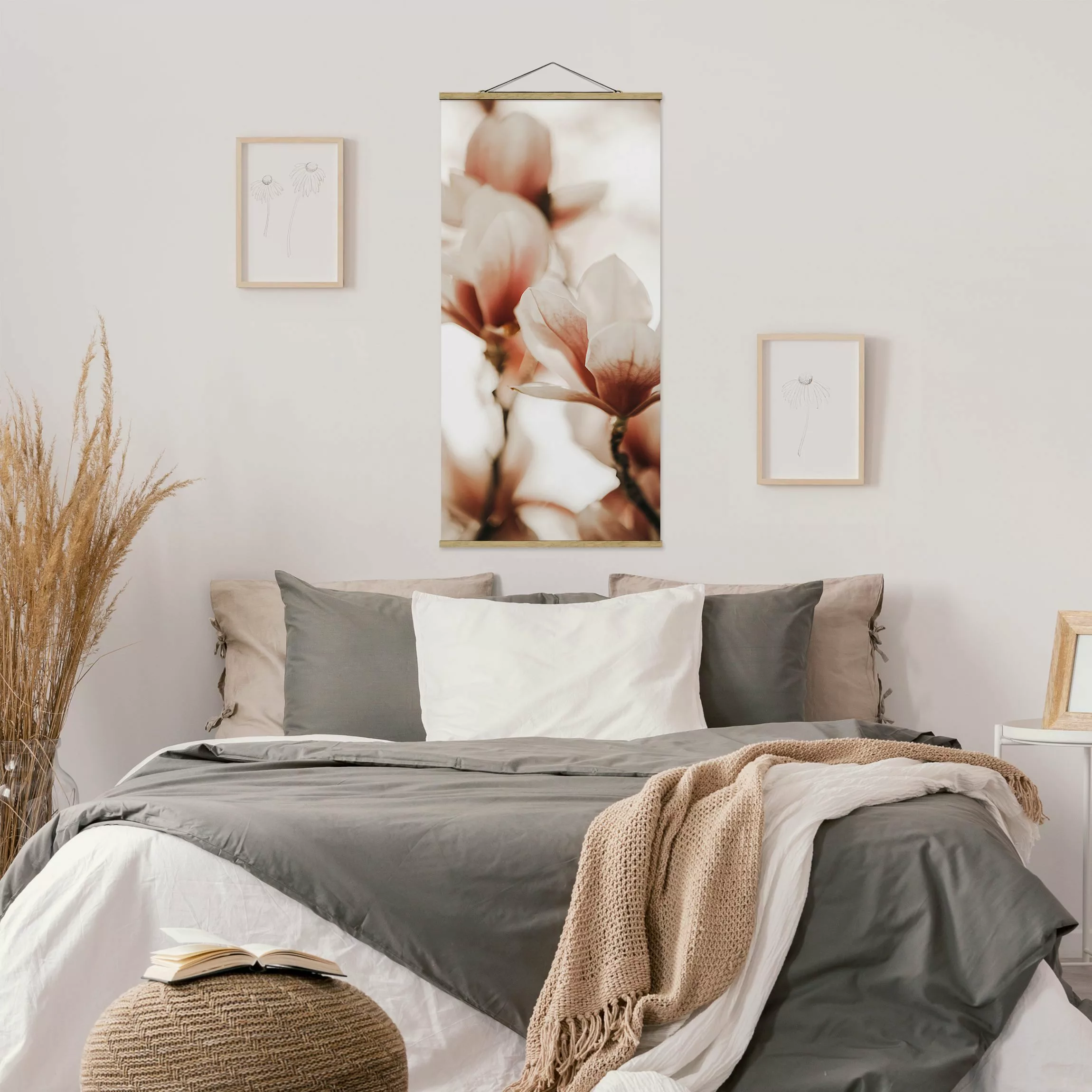 Stoffbild mit Posterleisten Zarte Magnolienblüten im Lichtspiel günstig online kaufen