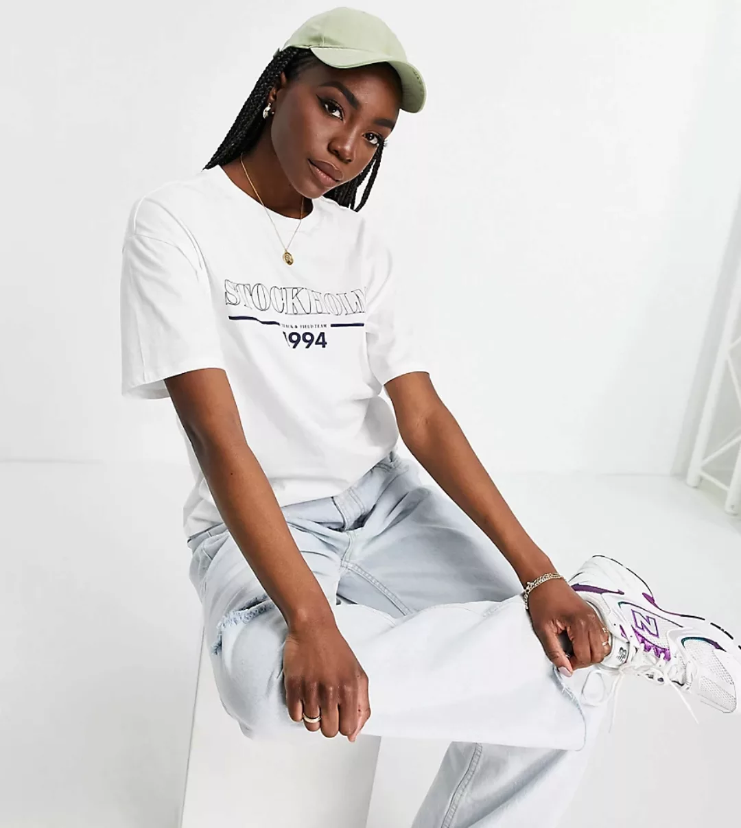 ASOS DESIGN Tall – Lockeres T-Shirt in Weiß mit „Stockholm 1994”-Print günstig online kaufen