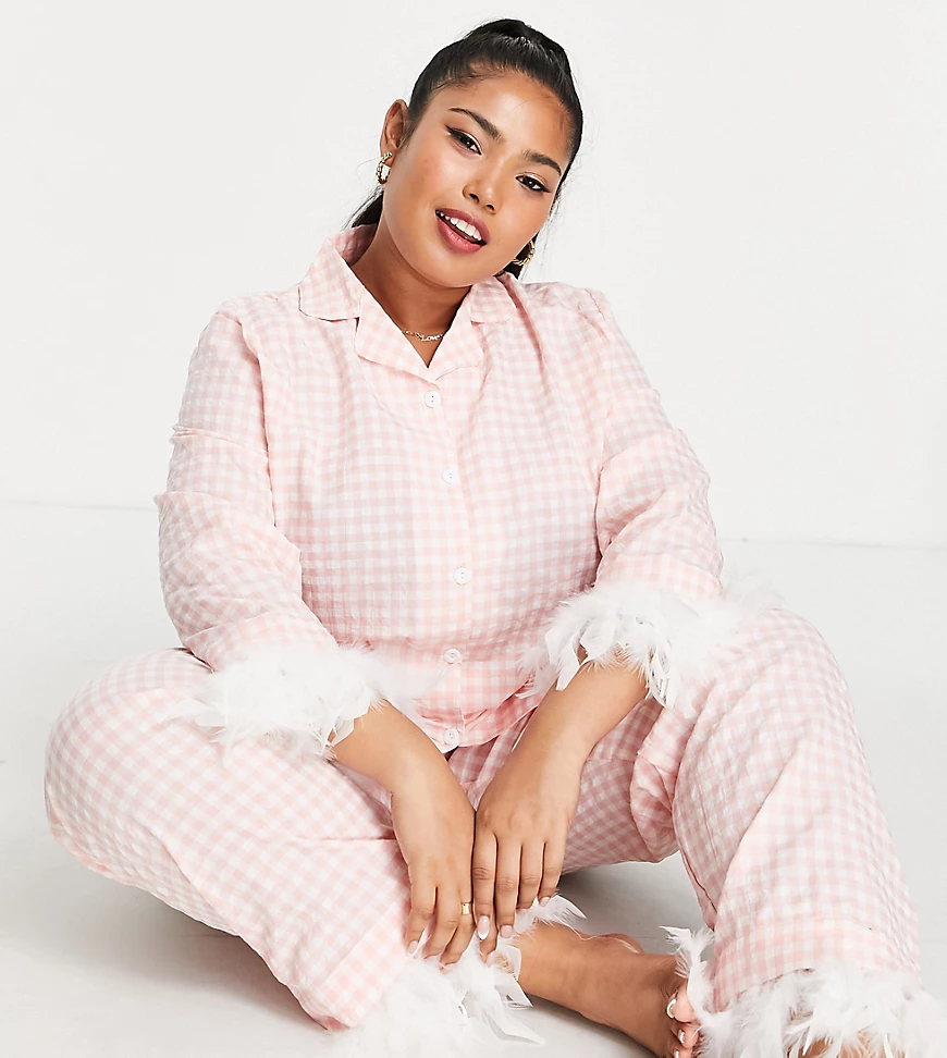 Night Plus – Langes Pyjama-Set mit abnehmbaren Kunstfederbündchen in Weiß/R günstig online kaufen
