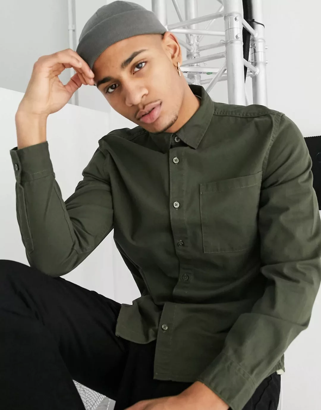 New Look – Einfarbiges Hemd aus Twill in dunklem Khaki-Grün günstig online kaufen