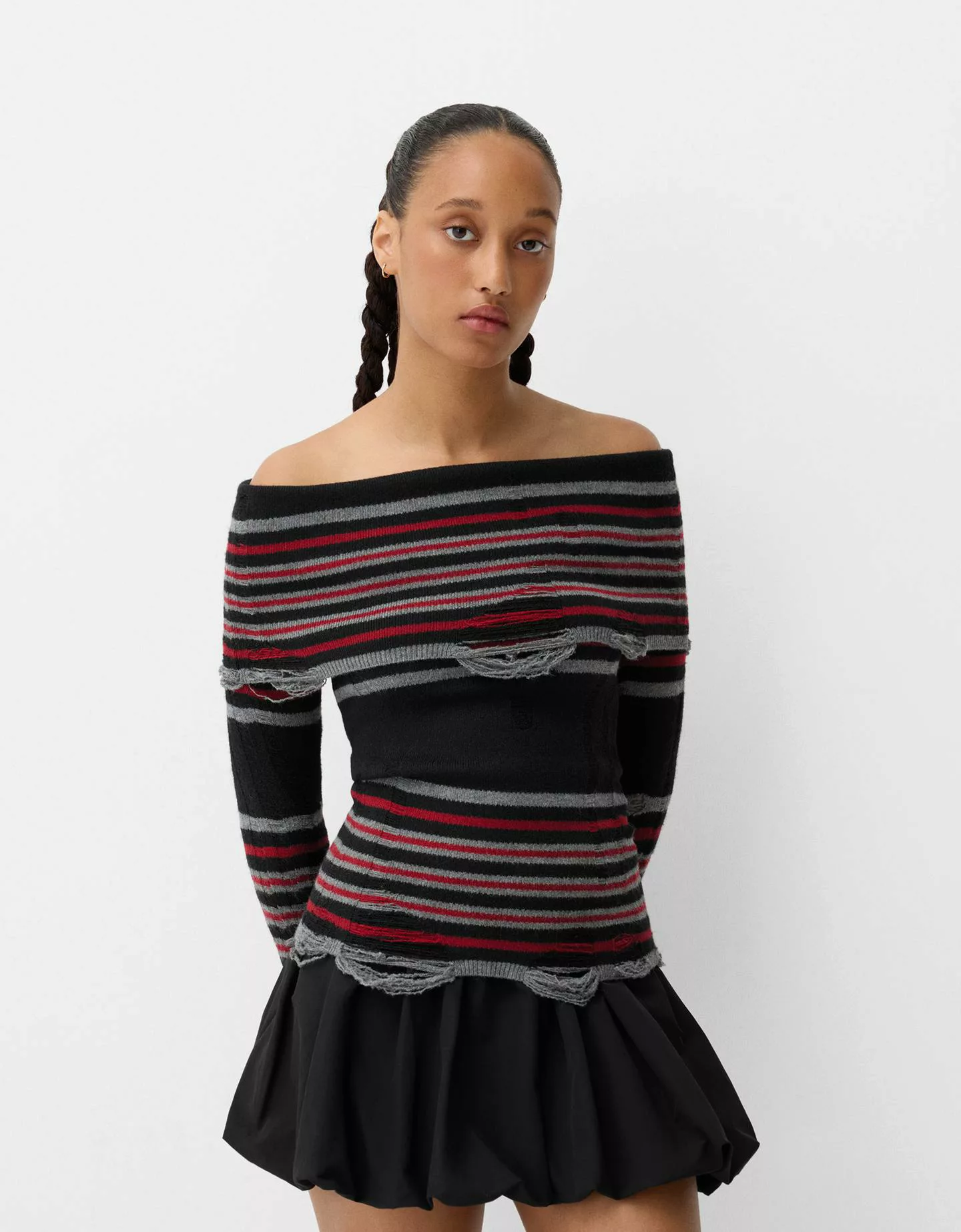 Bershka Pullover Beershka X Beetlejuice Mit Carmen-Ausschnitt Und Rissen Da günstig online kaufen