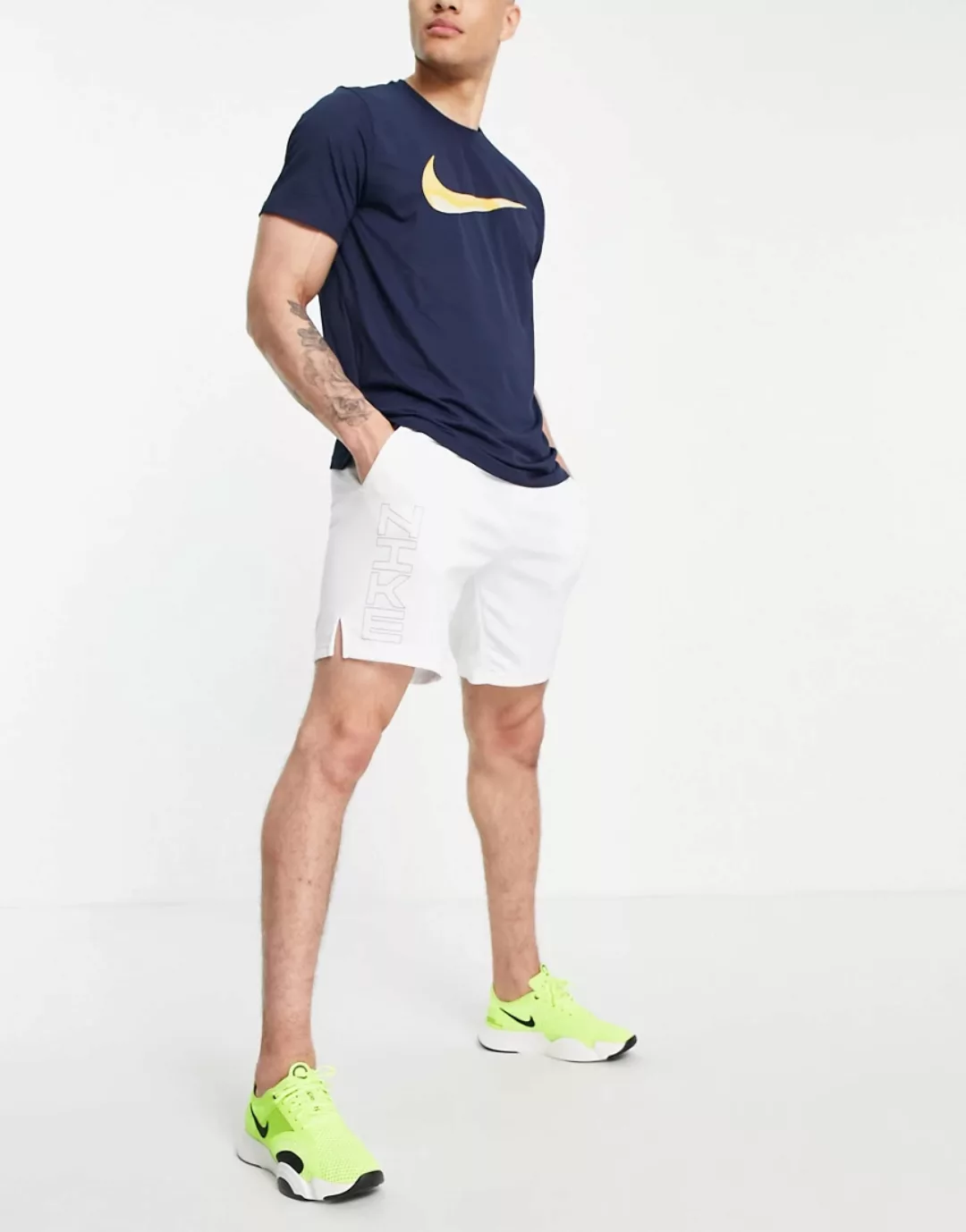 Nike Training – Sport Clash – Shorts in Weiß günstig online kaufen