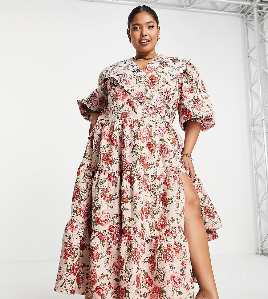 ASOS EDITION Curve – Geblümtes Hängerkleid aus Jacquard in Rosa mit Muschel günstig online kaufen