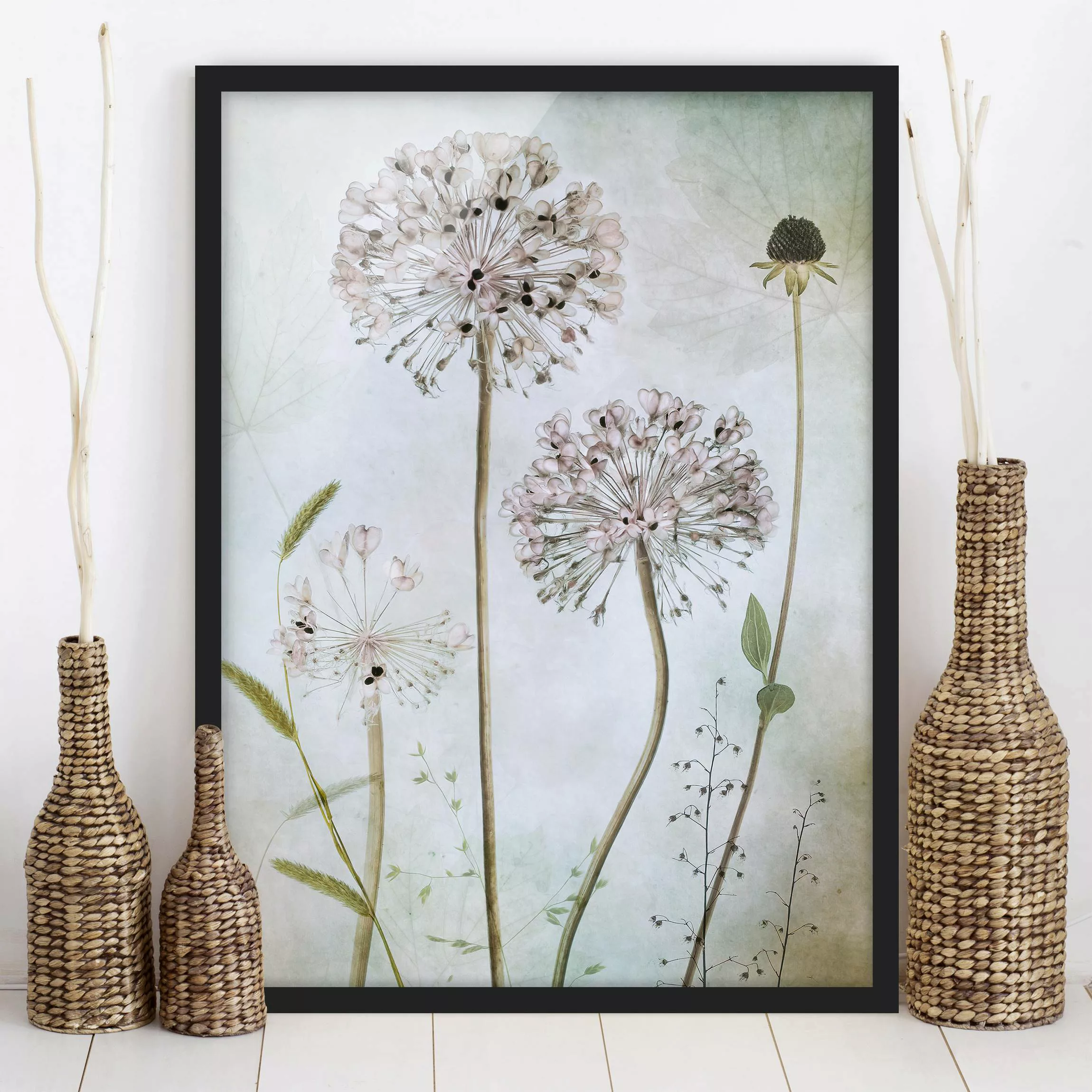 Bild mit Rahmen Blumen - Hochformat Lauchblüten in Pastell günstig online kaufen