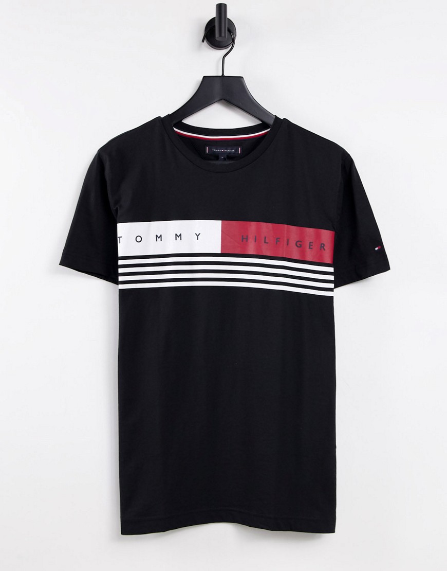 Tommy Hilfiger – Corp – T-Shirt in Schwarz mit gestreiftem Flaggen-Logo auf günstig online kaufen