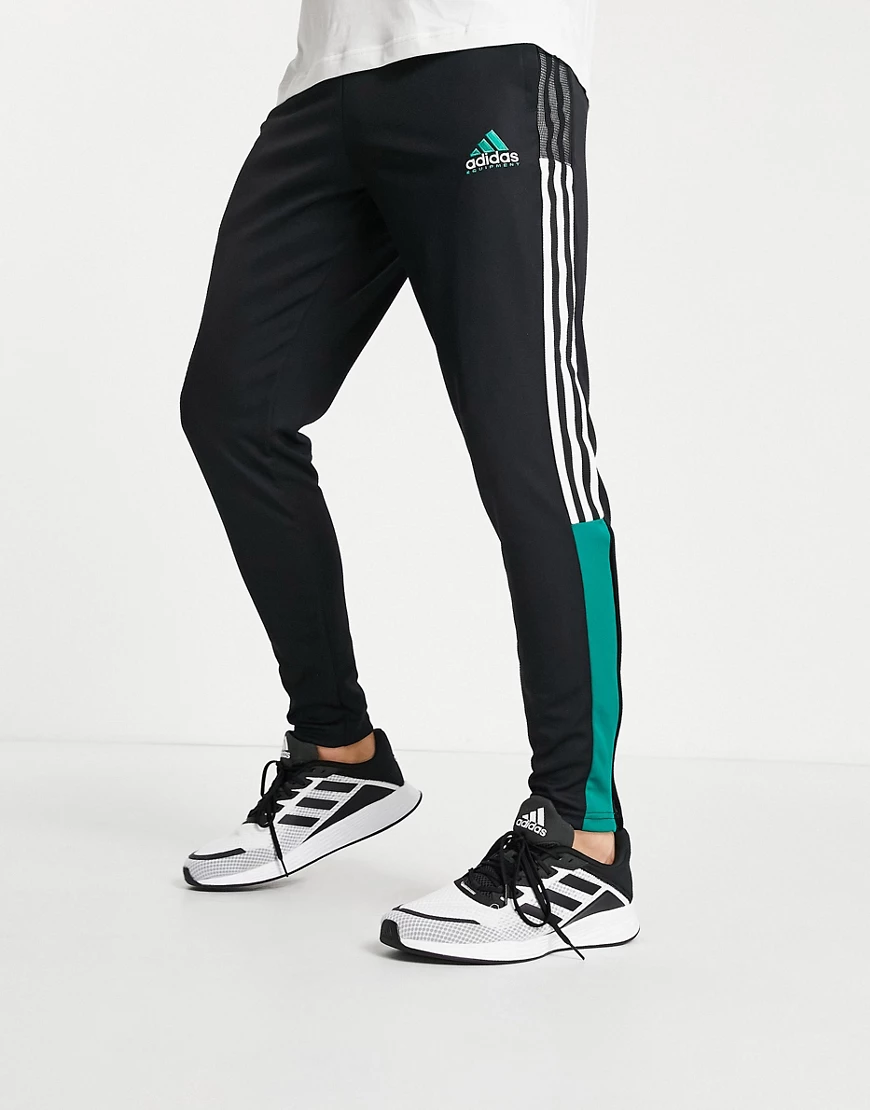 adidas – Trio Football – Jogginghosen in Schwarz mit grünen Streifen günstig online kaufen