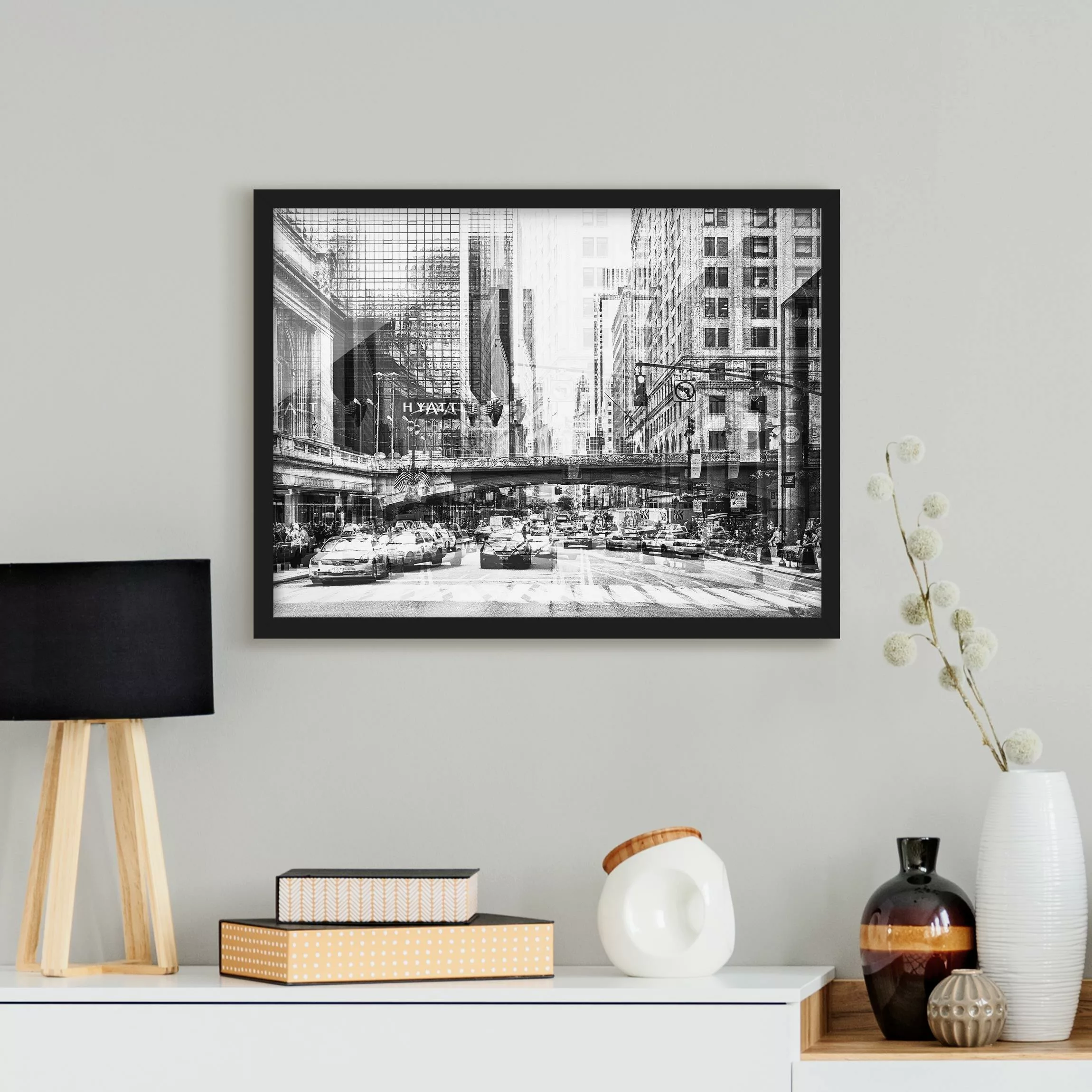 Bild mit Rahmen Architektur & Skyline - Querformat NYC Urban schwarz-weiß günstig online kaufen