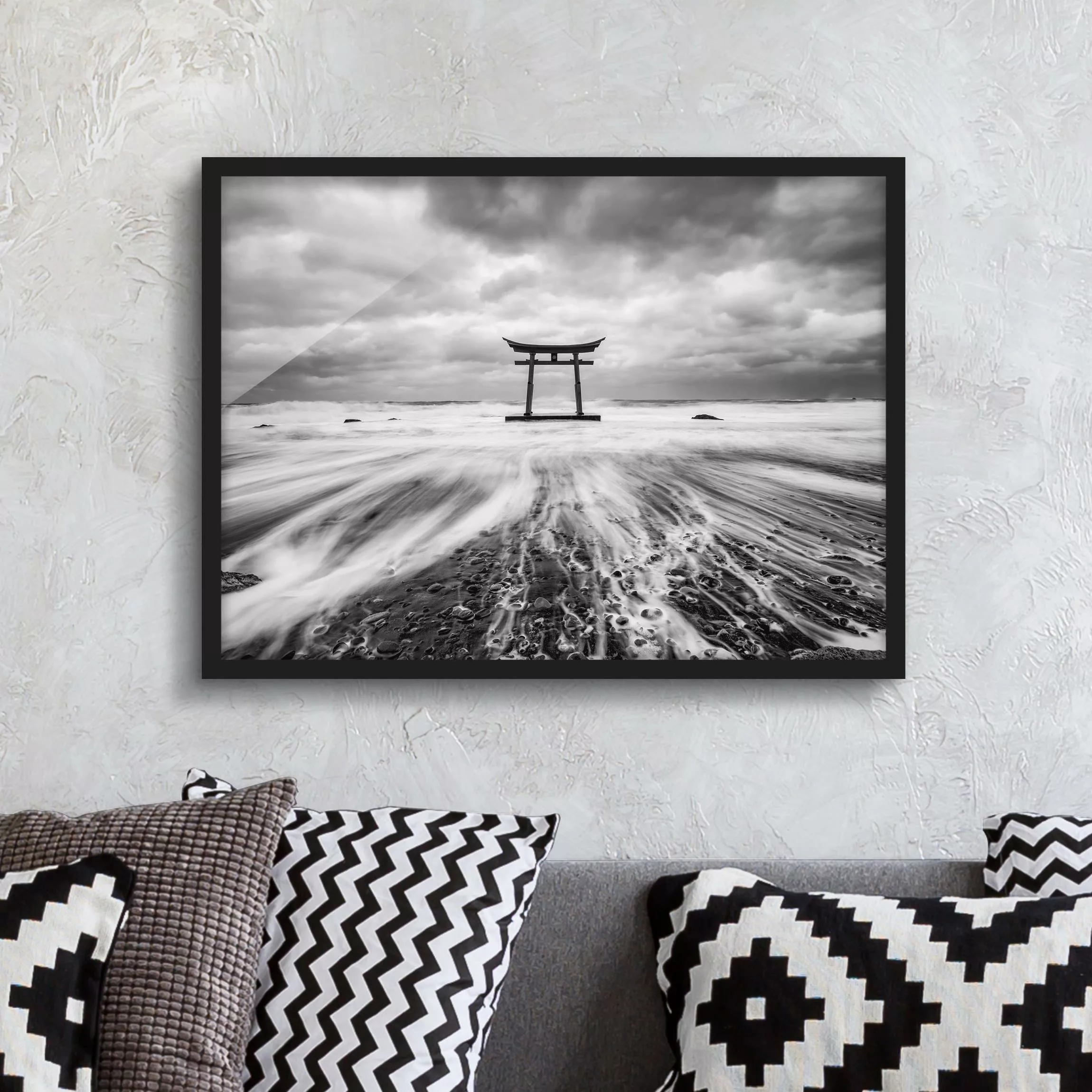 Bild mit Rahmen Japanisches Torii im Meer günstig online kaufen