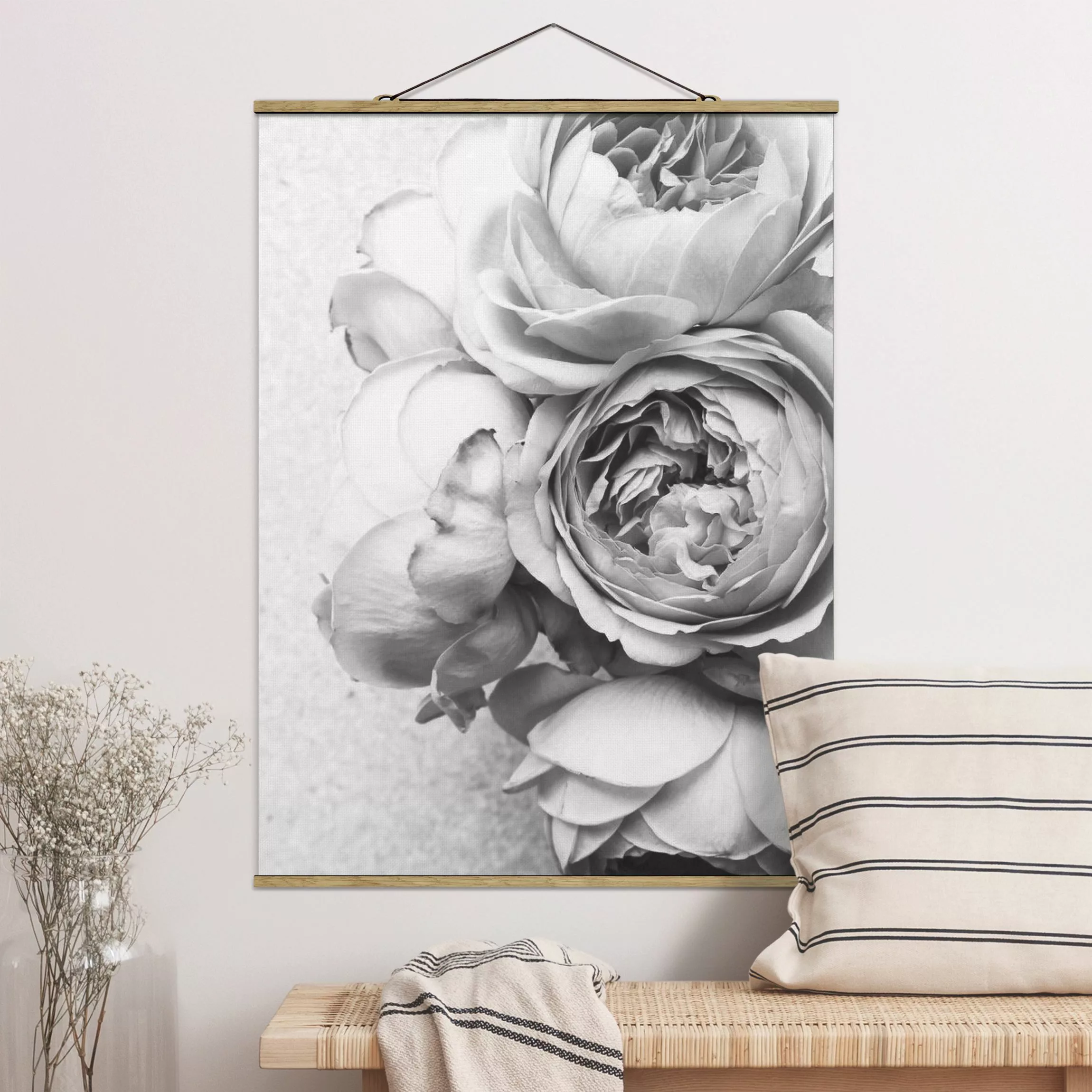 Stoffbild Blumen mit Posterleisten - Hochformat Pfingstrosenblüten Schwarz günstig online kaufen