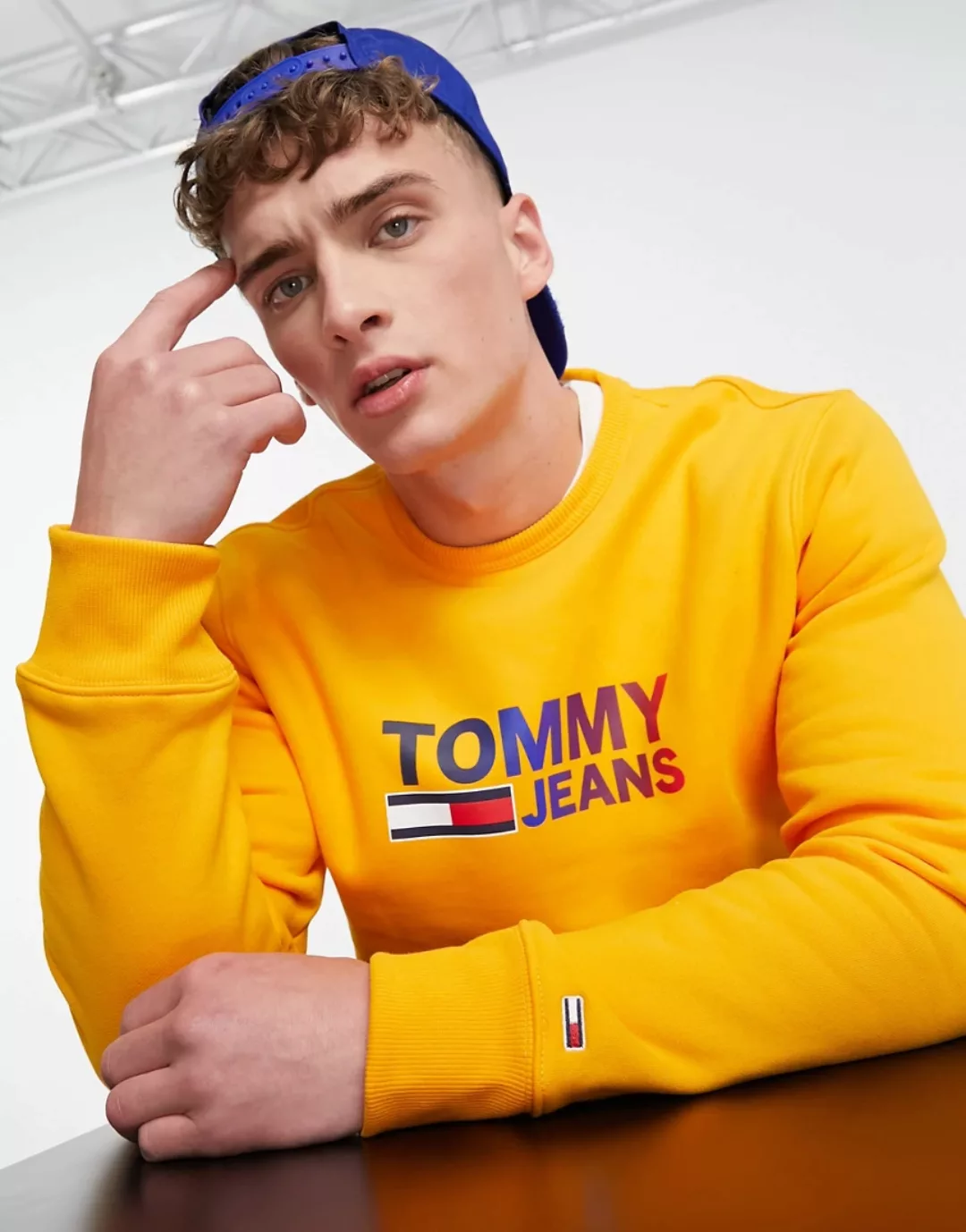 Tommy Jeans – Corp – Sweatshirt in Florida-Orange mit Logo in Farbverlauf-O günstig online kaufen