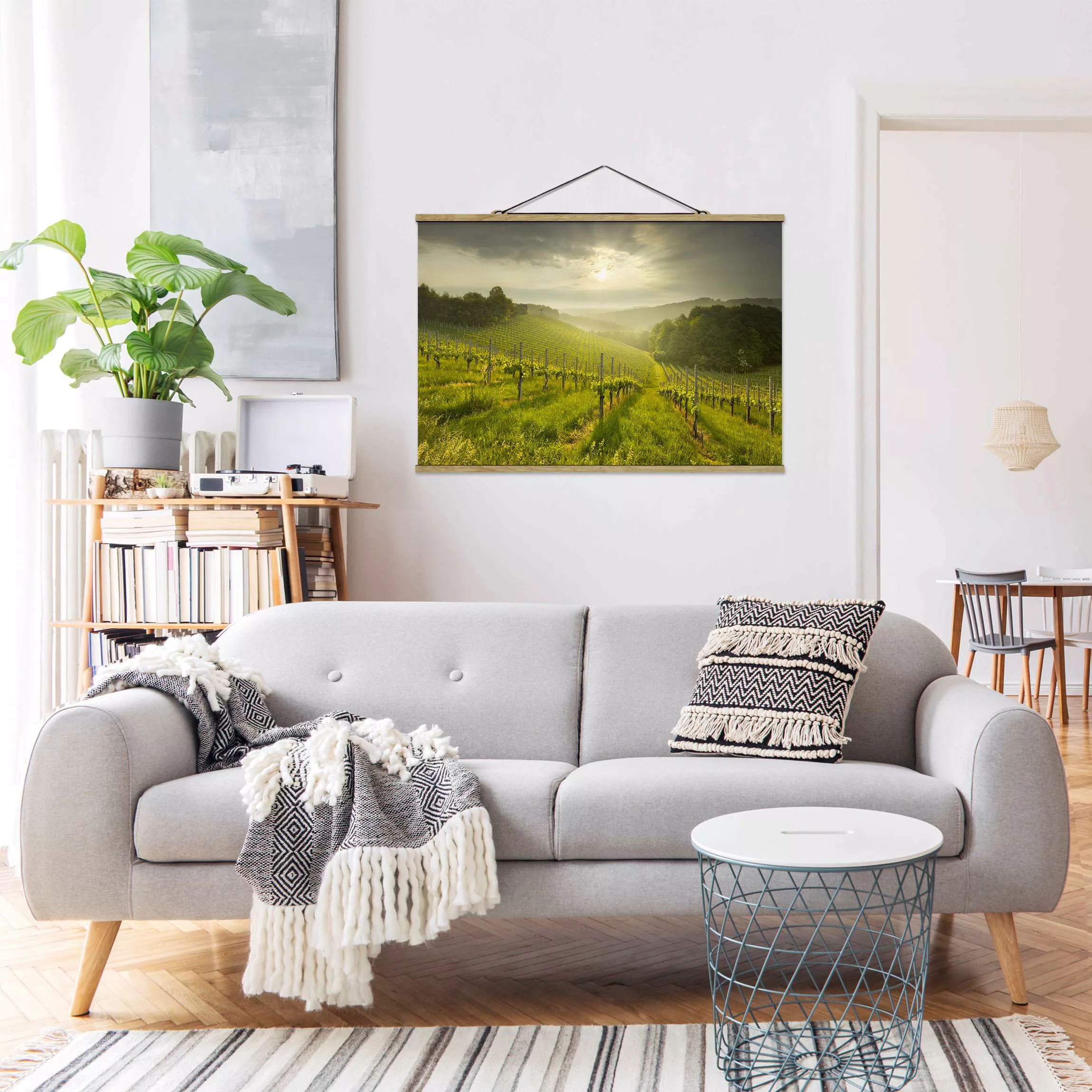 Stoffbild Landschaft mit Posterleisten - Querformat Sonnenstrahlen Weinberg günstig online kaufen