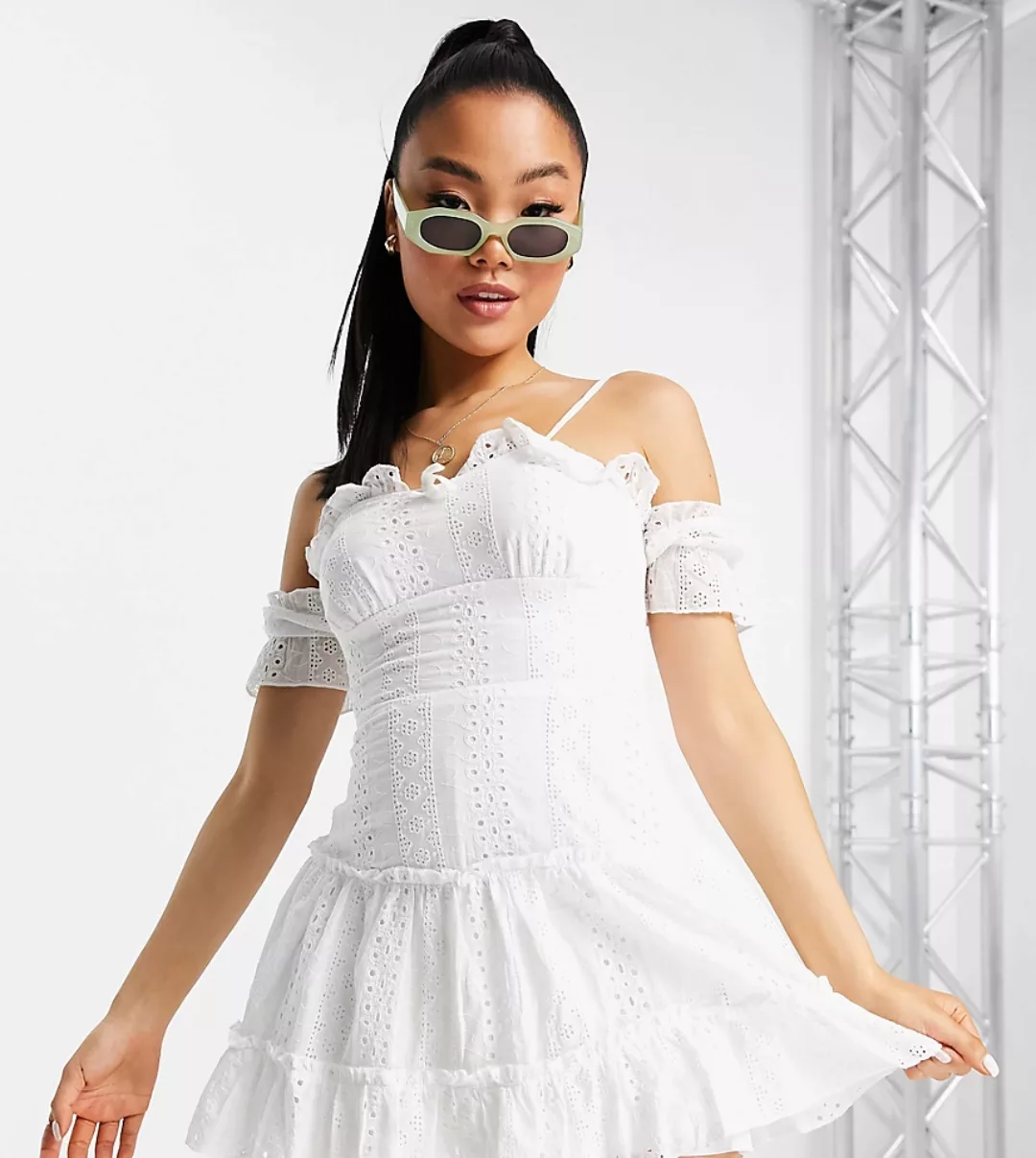 Parisian Petite – Ausgestelltes Mini-Kleid in Weiß mit Lochstickerei günstig online kaufen