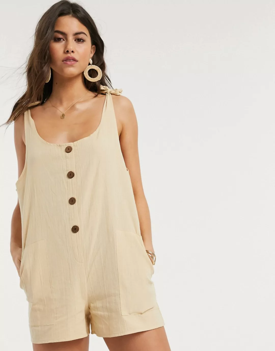 ASOS DESIGN – Kurzer Latz-Jumpsuit in Stone mit Knopfleiste vorn-Neutral günstig online kaufen