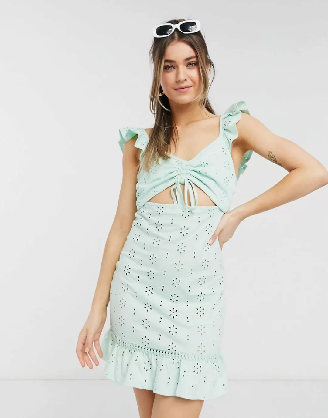 ASOS DESIGN – Mini-Sommerkleid mit Zierausschnitten und Rüschenträgern in M günstig online kaufen