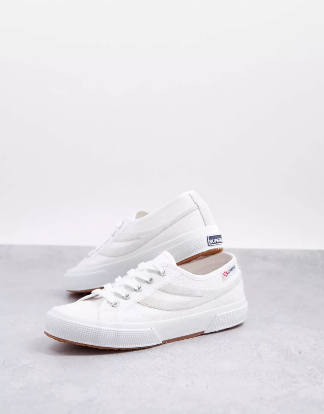 Superga – 2953 Swallow Tail – Klassische Sneaker in Weiß-Beige günstig online kaufen