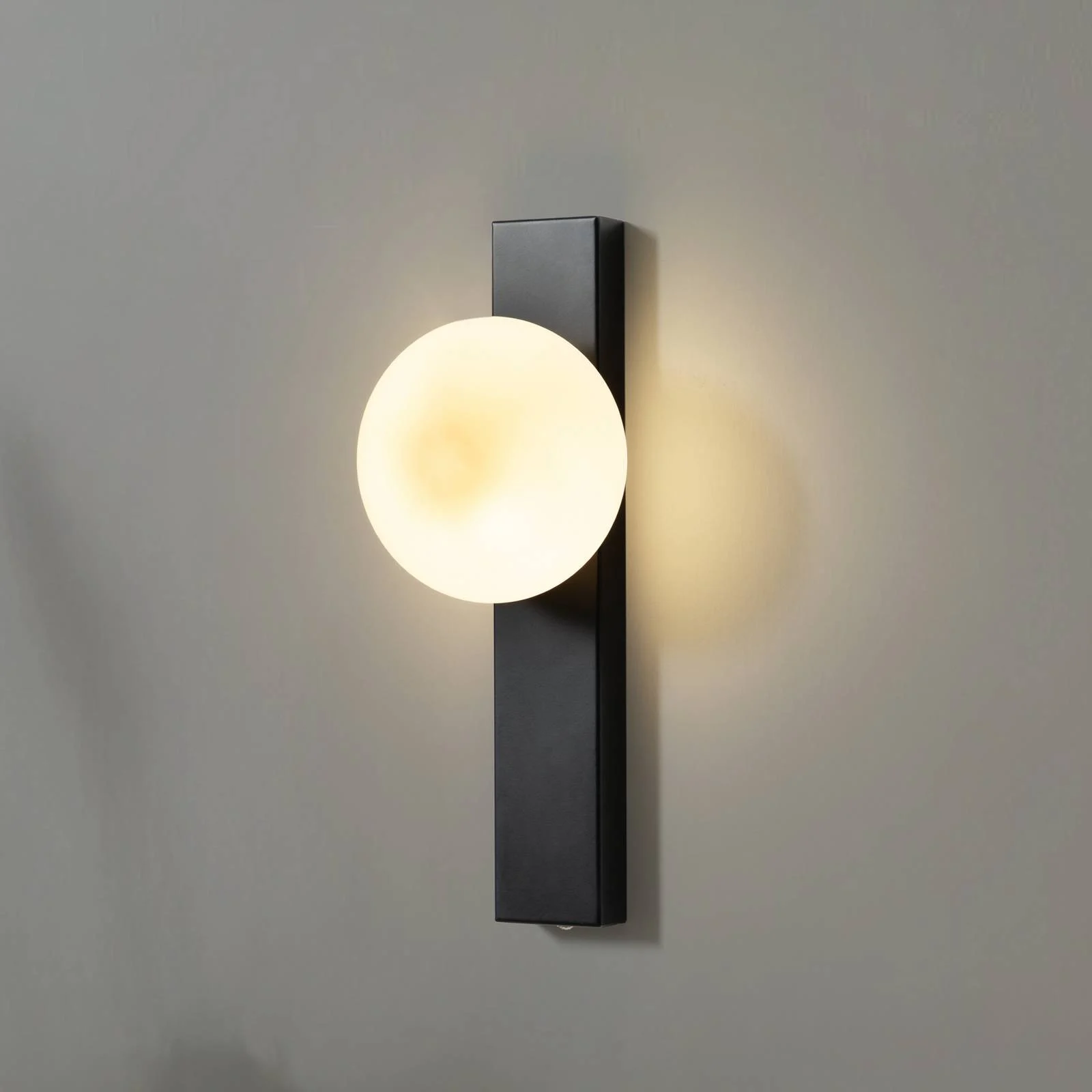 Lindby Wandleuchte Tavrik, schwarz/weiß, Höhe 30 cm, Glas günstig online kaufen