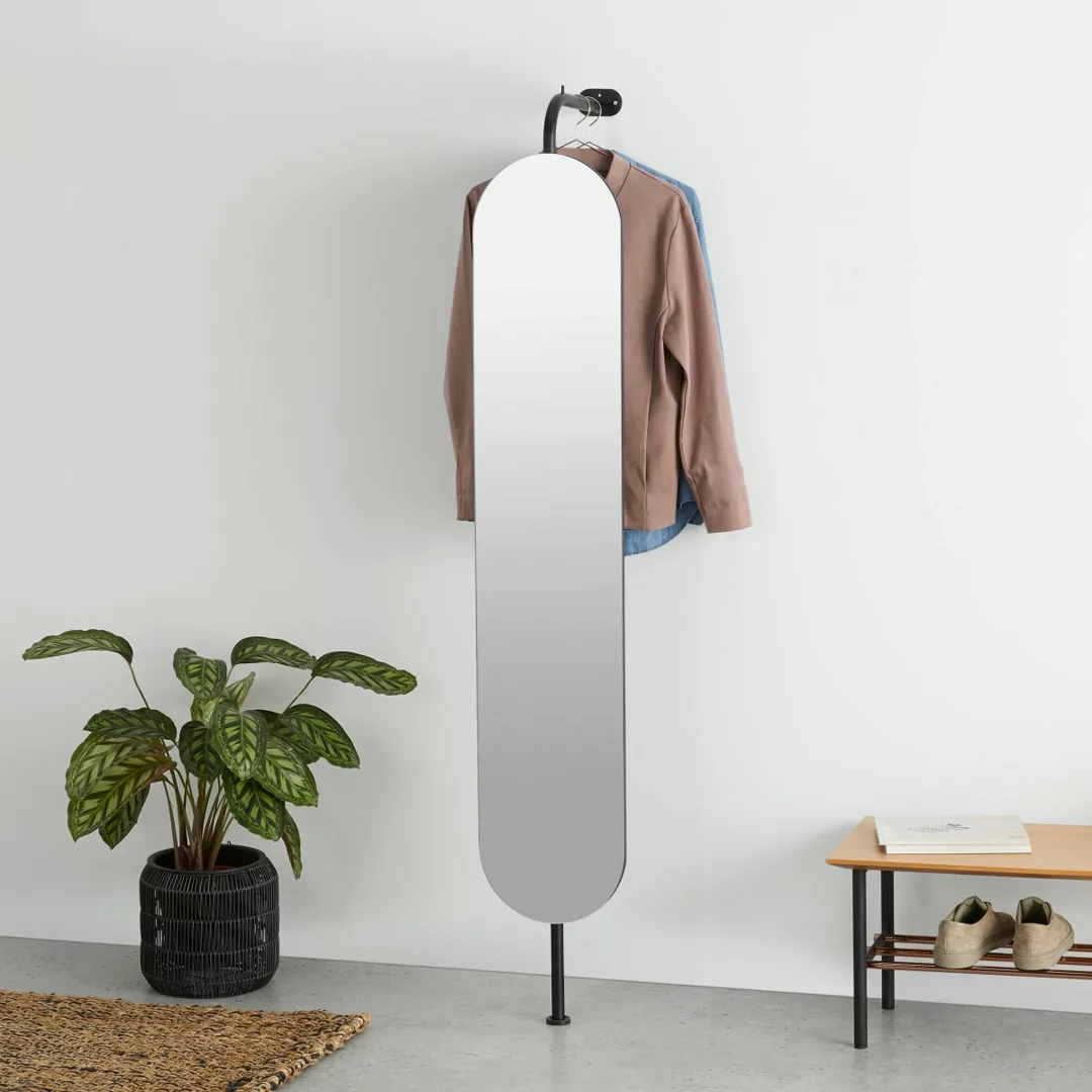 Huldra Wandspiegel mit Kleiderstange, Schwarz - MADE.com günstig online kaufen