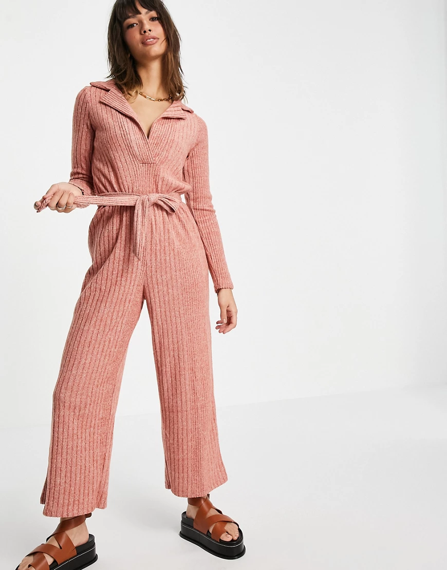 ASOS DESIGN – Flauschiger Jumpsuit in zartem Rostrot mit geripptem Kragen u günstig online kaufen