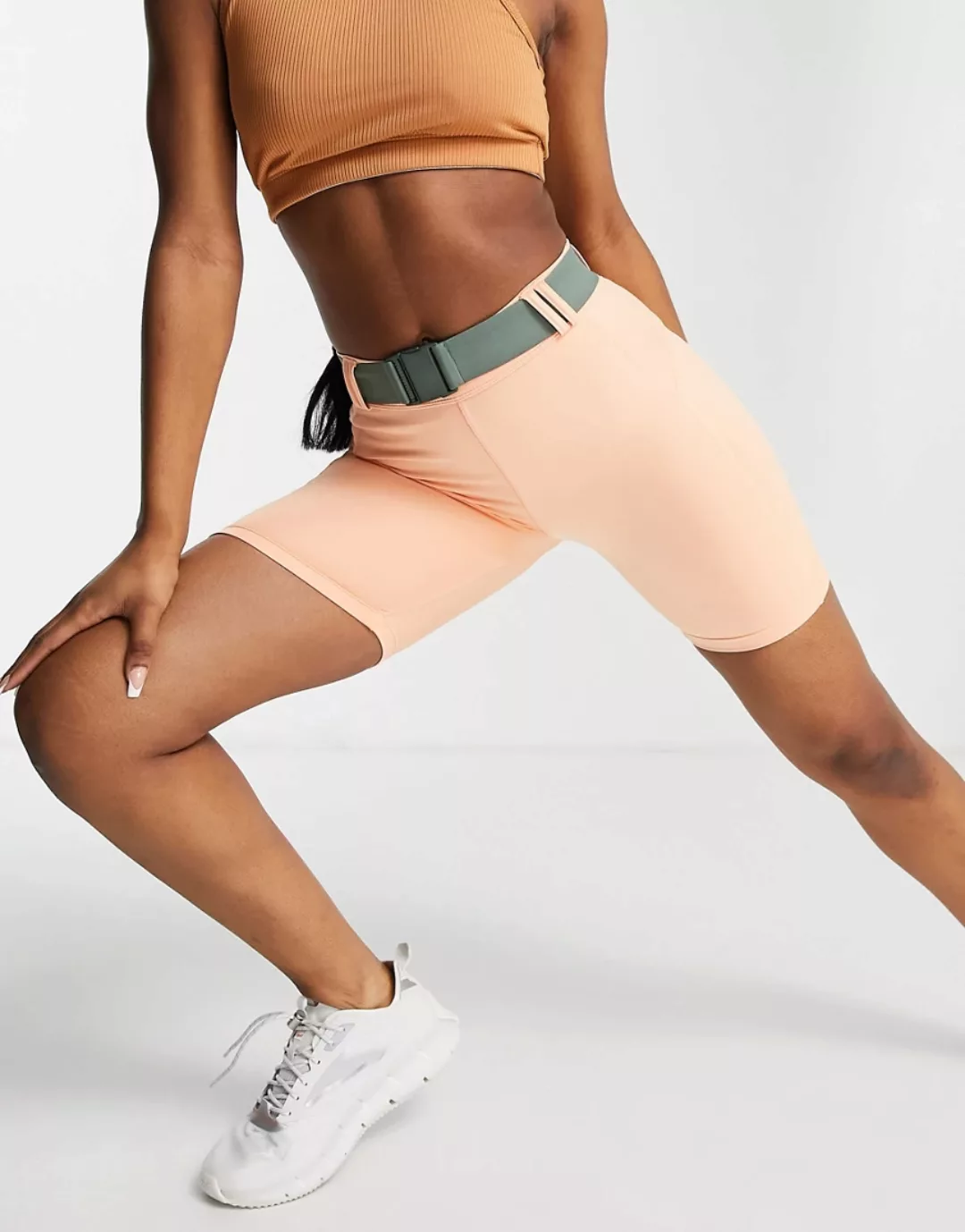 ASOS 4505 – Kurze Leggings-Shorts mit Gürtel-Orange günstig online kaufen