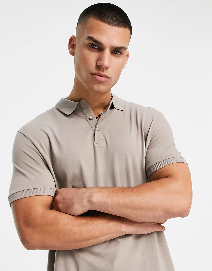 ASOS DESIGN – Jersey-Polohemd aus Bio-Material in Hellbraun günstig online kaufen