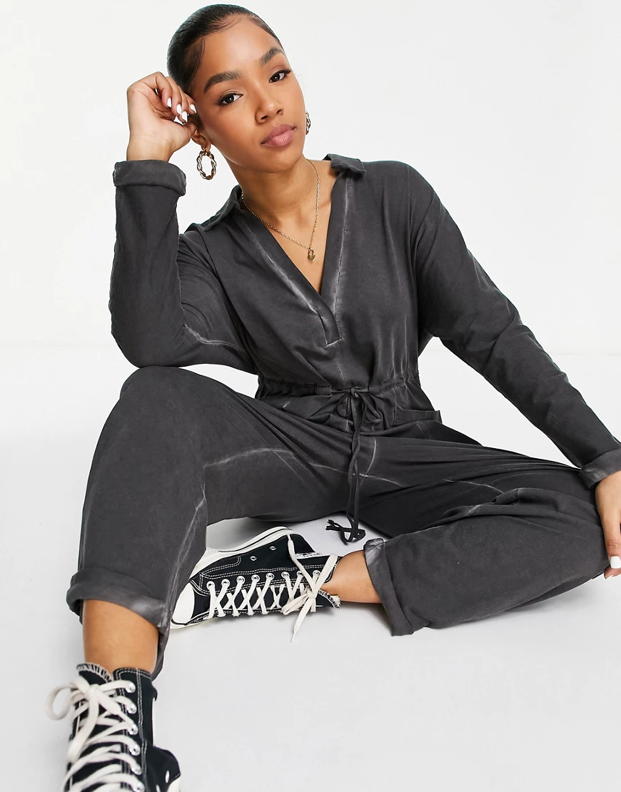 ASOS DESIGN – Jumpsuit mit Kordelzug, V-Ausschnitt und Acid-Waschung-Schwar günstig online kaufen