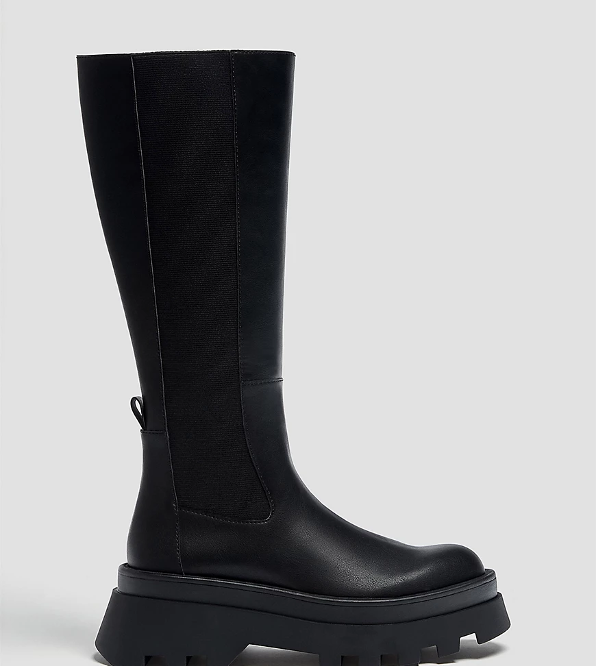 Pull&Bear Wide Fit – Kniehohe, flache Stiefel in Schwarz mit dicker Sohle günstig online kaufen