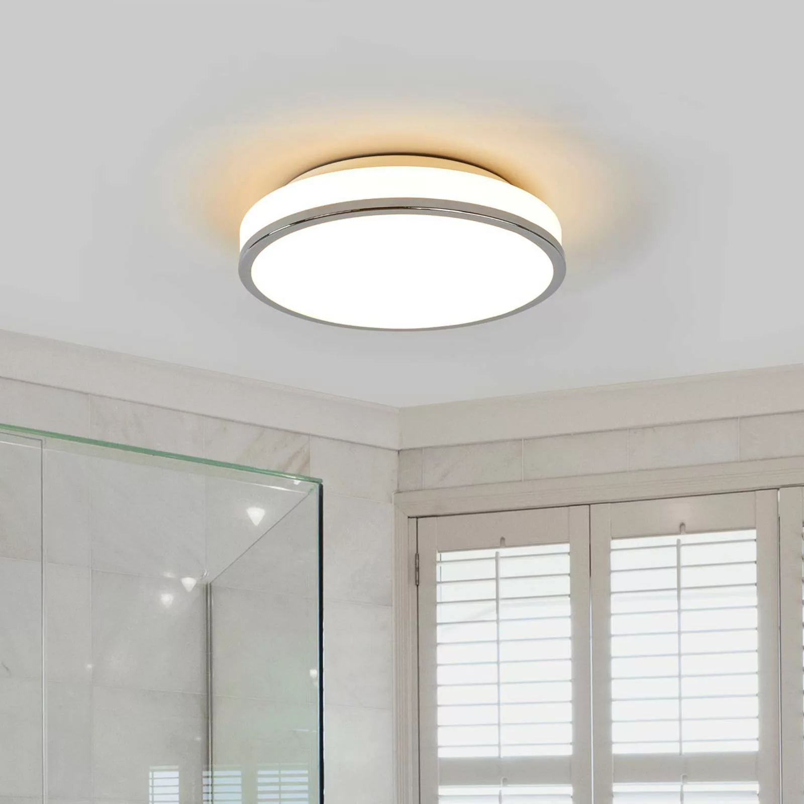 Runde LED-Deckenlampe Lyss mit Chromrand, IP44 günstig online kaufen